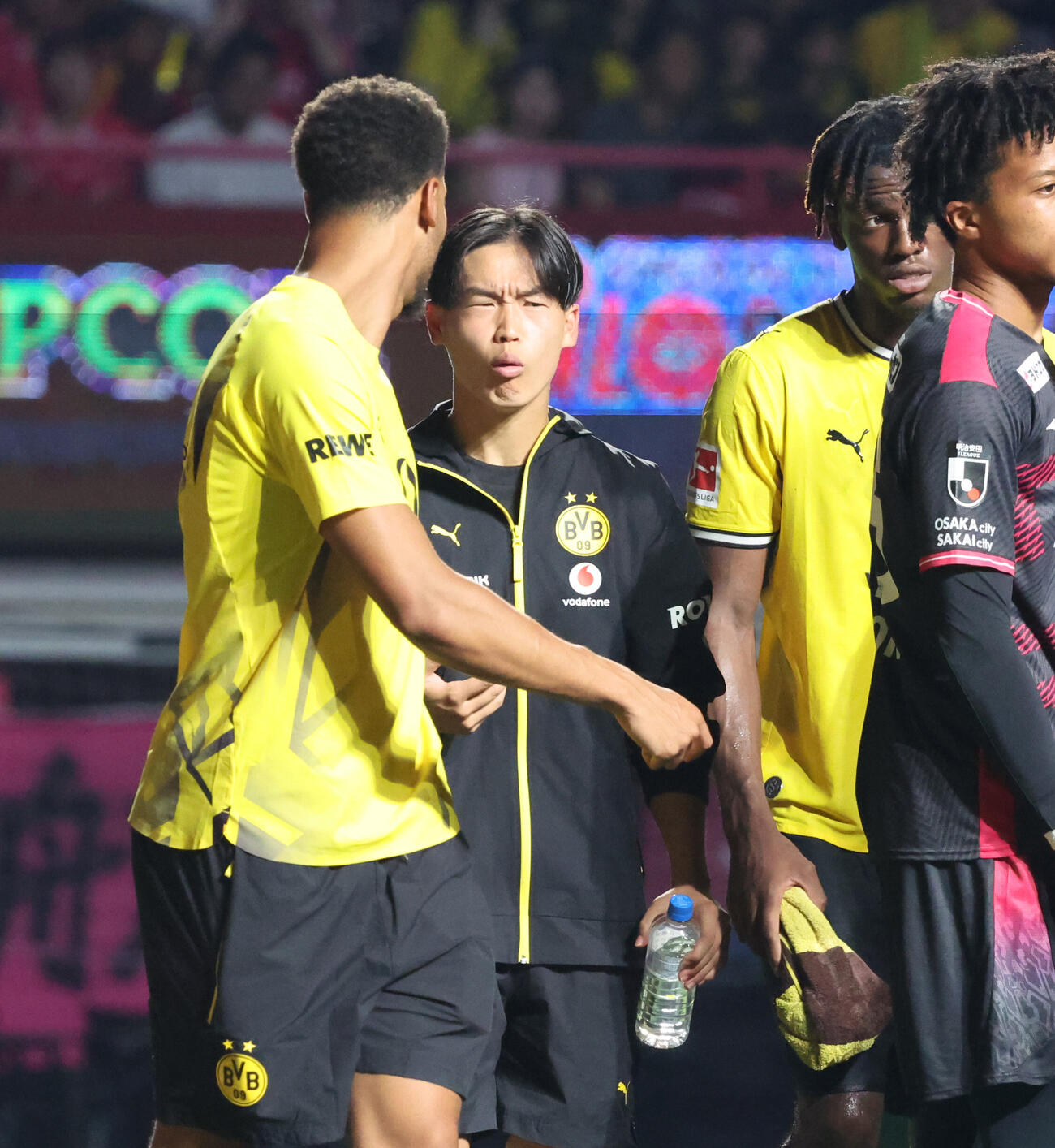 C大阪対ドルトムント　試合後、チームメイトと話すドルトムント山本天翔（撮影・西尾就之）