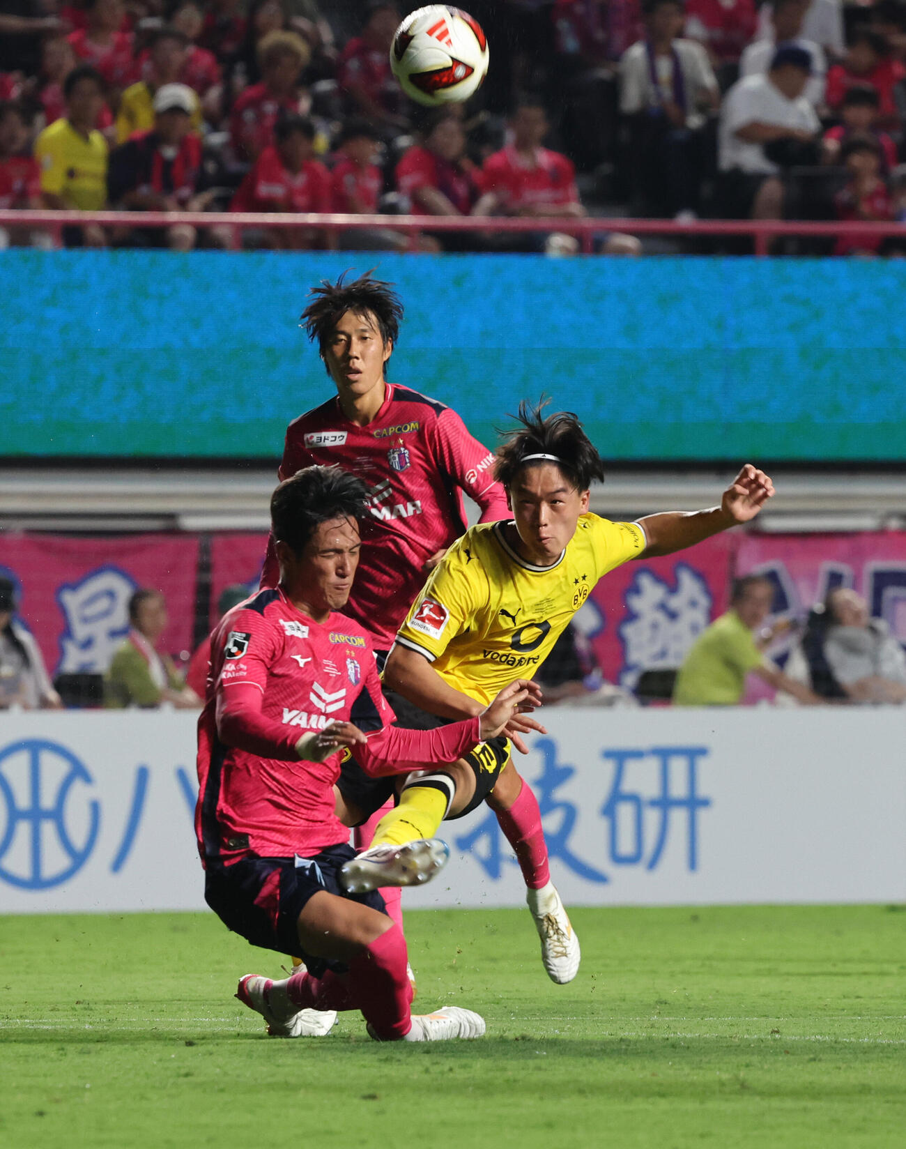 C大阪対ドルトムント　前半、シュートを放つドルトムント山本天翔（撮影・西尾就之）