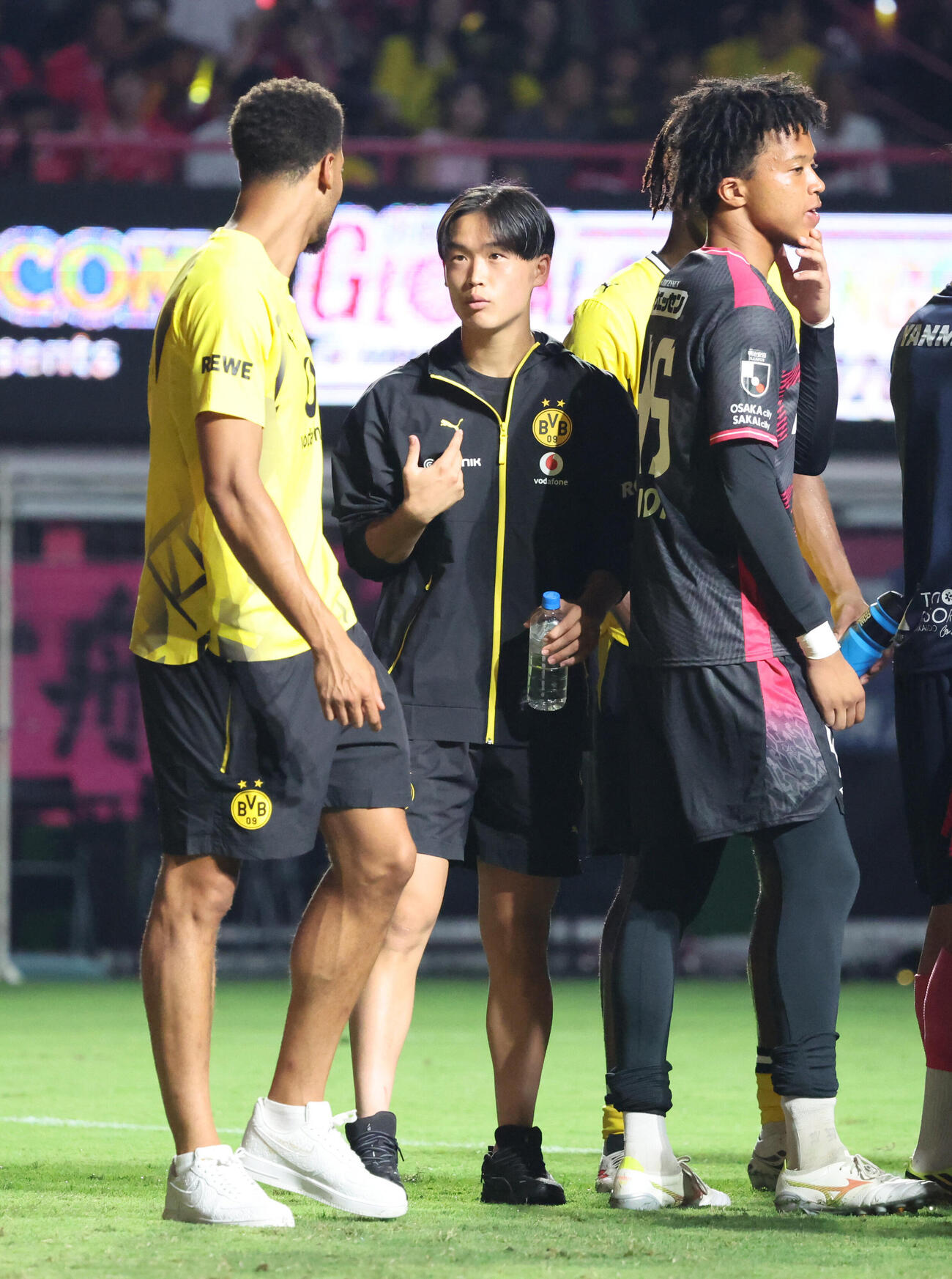 C大阪対ドルトムント　試合後、チームメイトと話すドルトムント山本天翔（撮影・西尾就之）