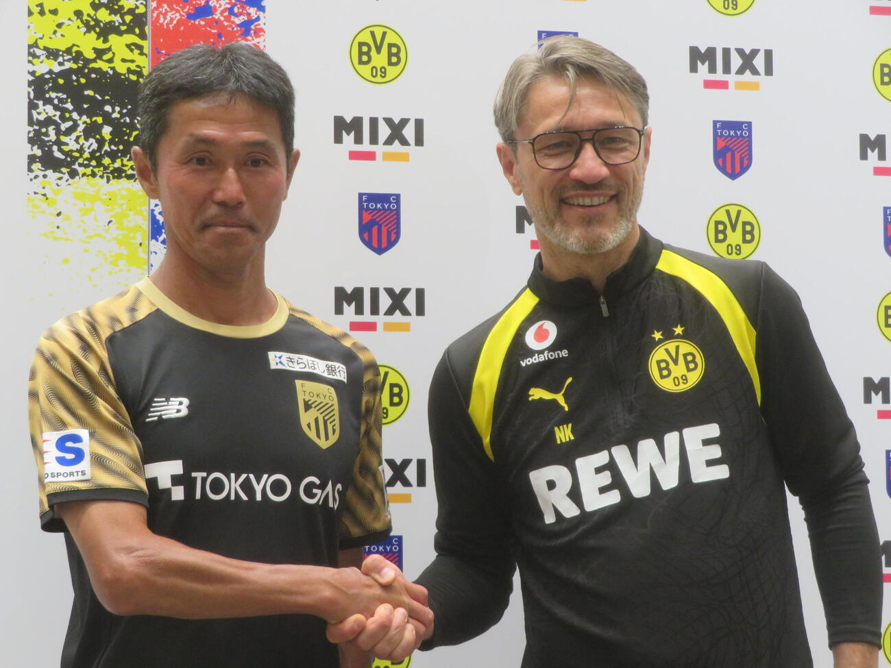 親善試合を行うFC東京の松橋力蔵監督（左）とドルトムントのニコ・コバチ監督