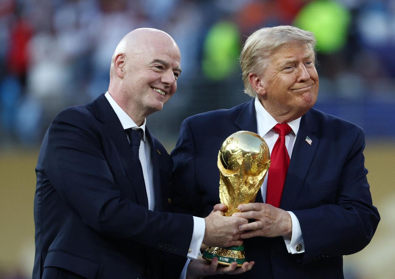 2026年7月19日、表彰式でワールドカップのトロフィーを手にするトランプ大統領とFIFAのインファンティノ会長（ロイター）