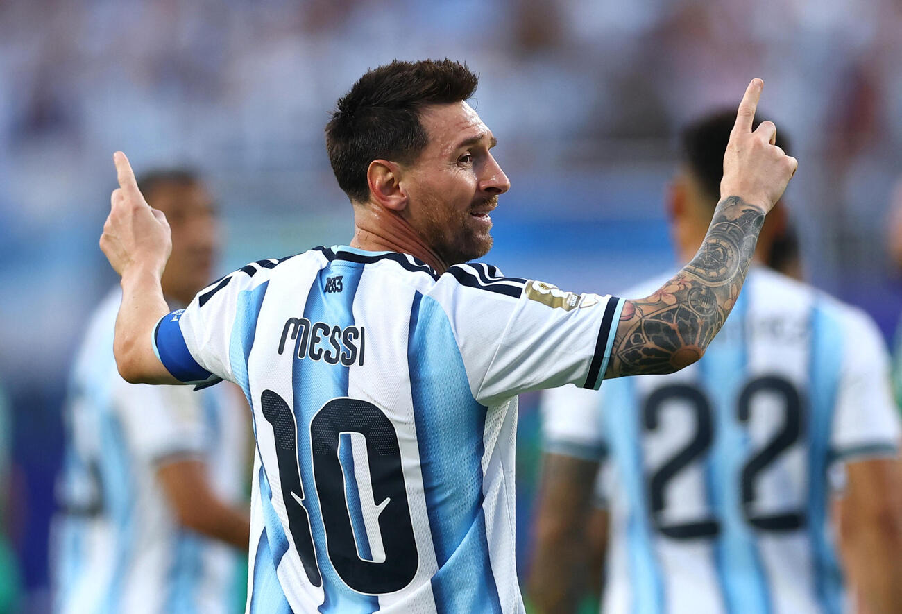 6月16日のW杯北中米大会、アルゼンチン対アルジェリア　前半、先制ゴールを決め、空を指さすメッシ（ロイター）