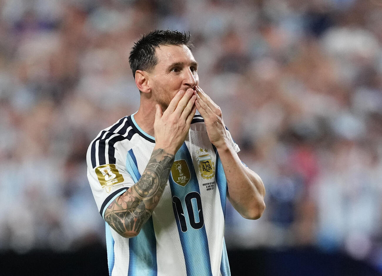 6月16日、W杯北中米大会の初戦で、ハットトリック達成となる3点目のゴールを喜ぶアルゼンチンのメッシ（ロイター）