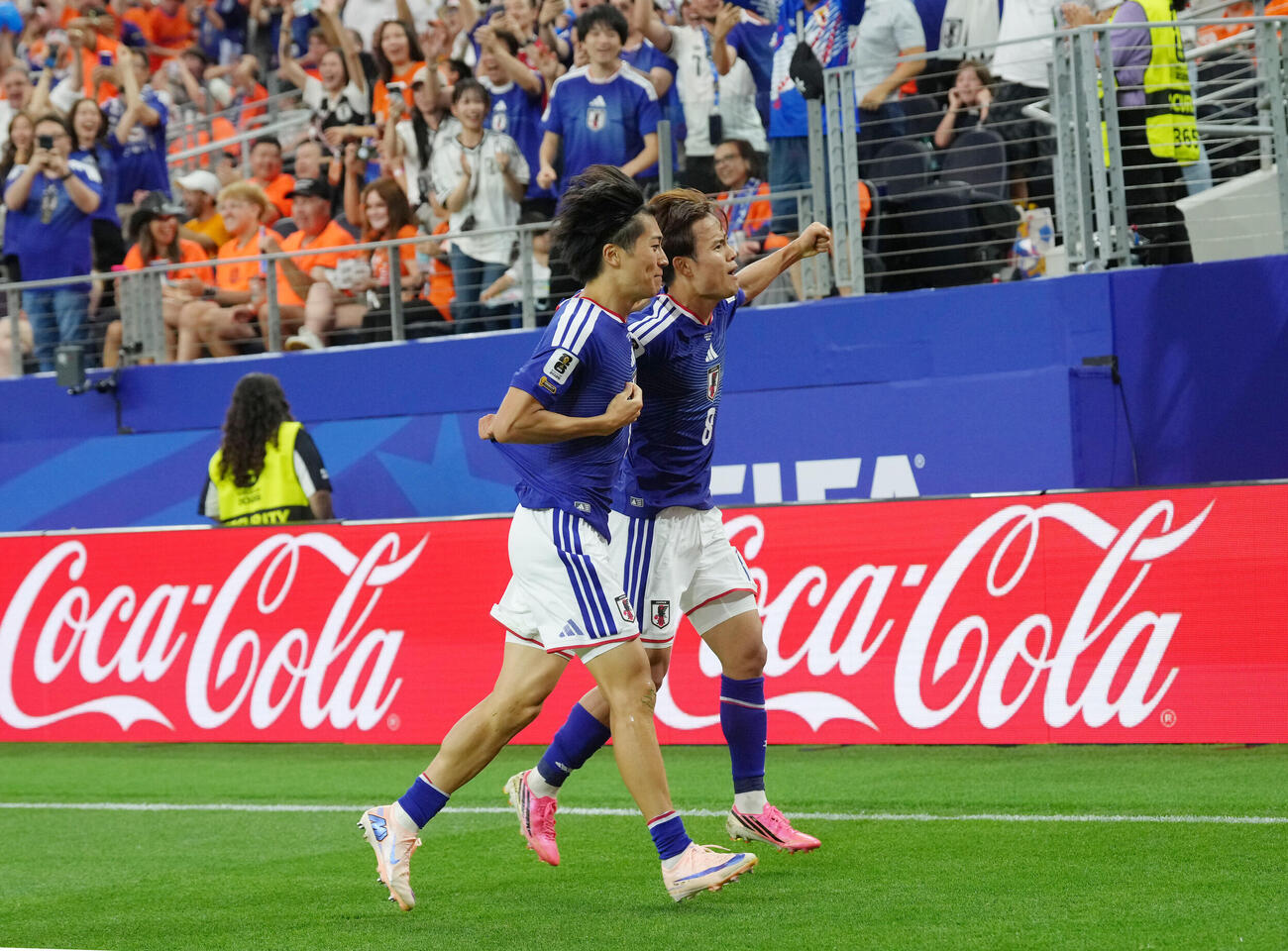 26年6月14日　W杯北中米大会　1次リーグ　第1戦　日本対オランダ　後半、ゴールを決め喜ぶ中村敬斗（左）。右は久保建英（撮影・足立雅史）