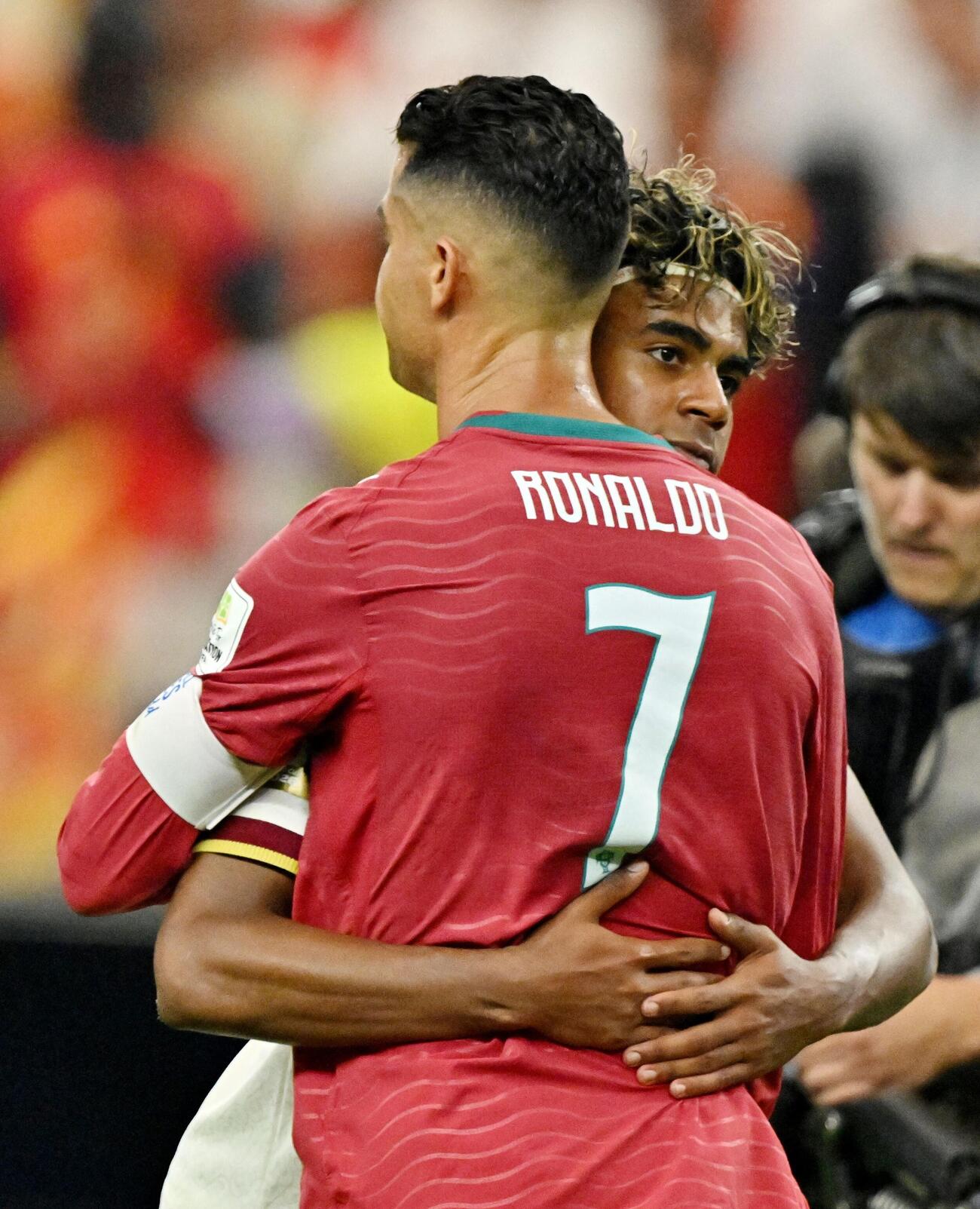 試合後、スペイン代表ヤマルと抱き合うポルトガルFWロナウド（手前、ロイター）