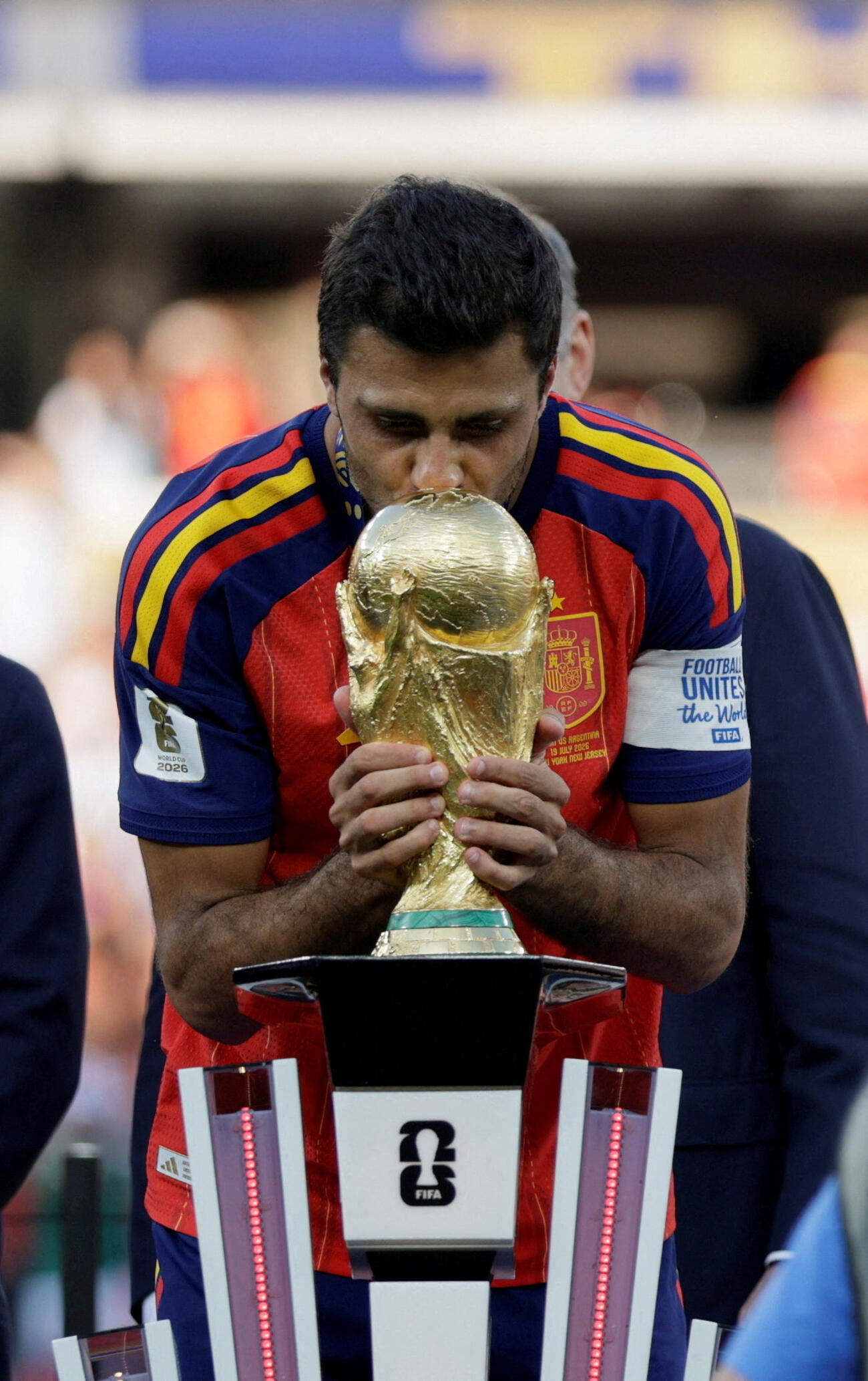 2026年7月、ワールドカップ北中米大会の表彰式で、ワールドカップトロフィーにキスをするスペイン代表MFロドリ（ロイター）
