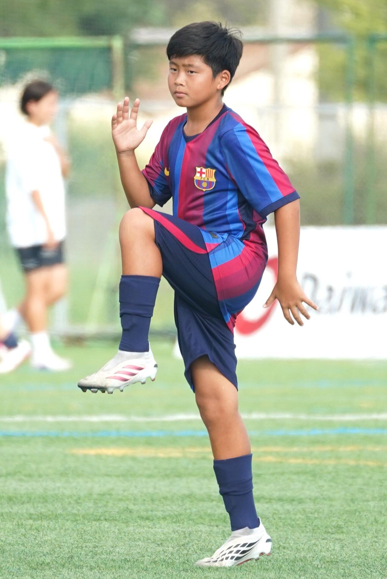 U－12ジュニアサッカーワールドチャレンジでウォーミングアップをするスペイン1部バルセロナの下部組織に所属の西山芯太（撮影・栗林真菜）