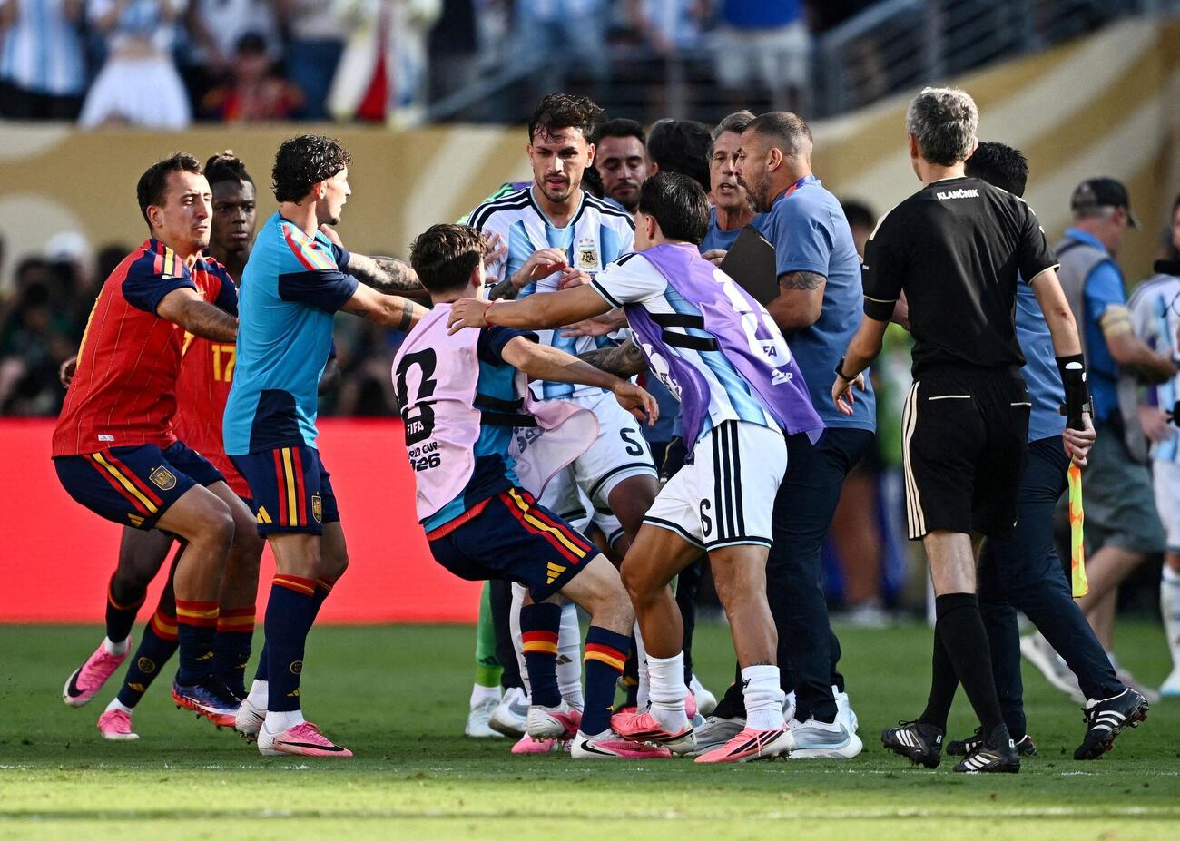 北中米W杯決勝で、スペイン代表と衝突するアルゼンチン代表MFパレデスら（ロイター）