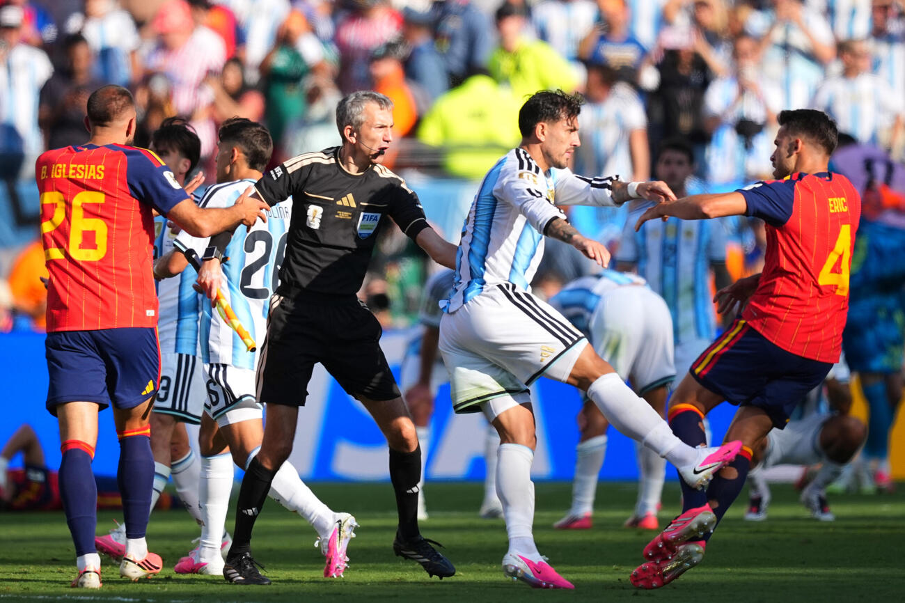 北中米W杯決勝で、スペイン代表を蹴るアルゼンチン代表MFパレデス（AP）