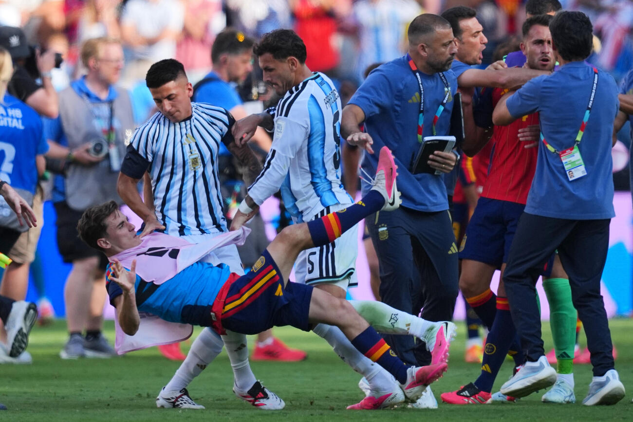 北中米W杯決勝で、スペイン代表ガビともみ合うアルゼンチン代表MFパレデス（AP）
