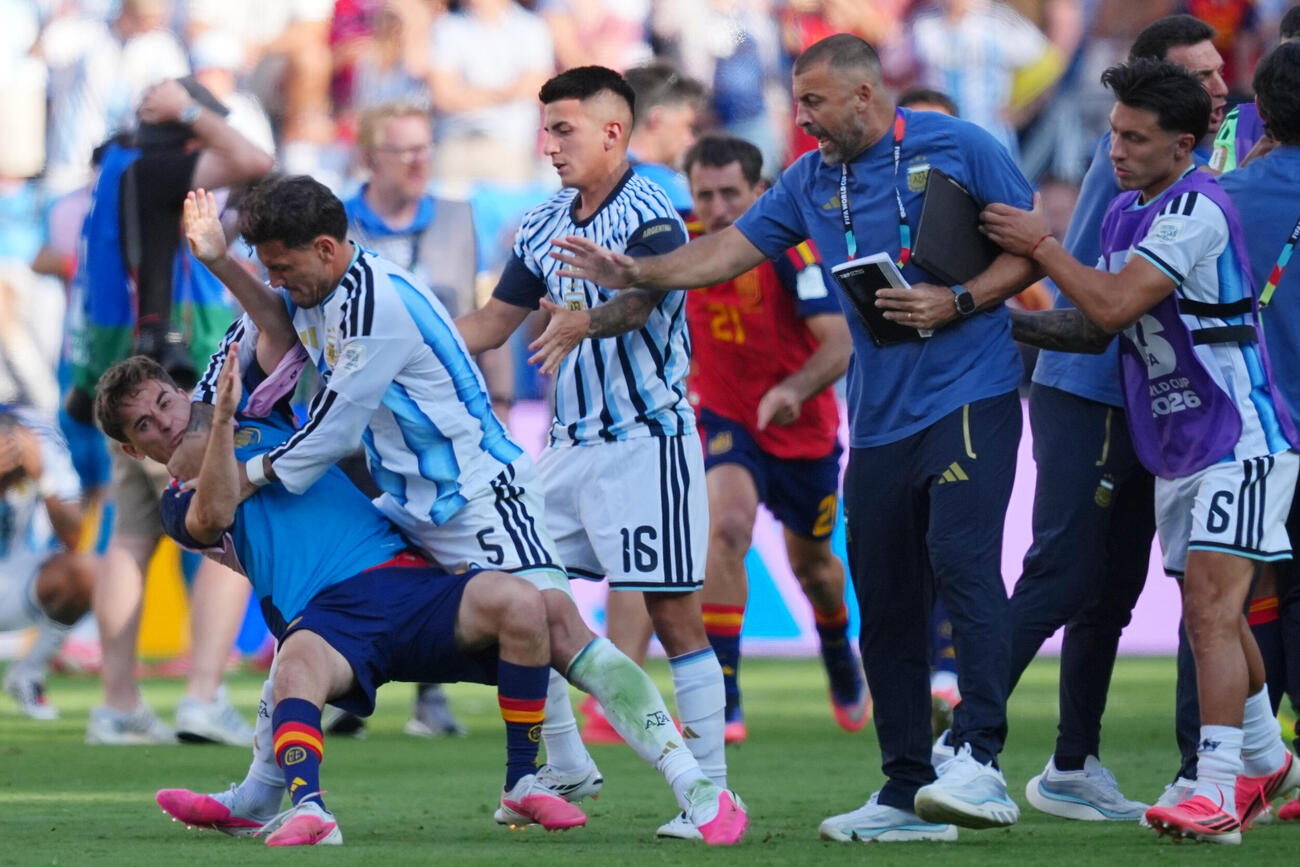 北中米W杯決勝で、スペイン代表ガビを突き飛ばすアルゼンチン代表MFパレデス（AP）