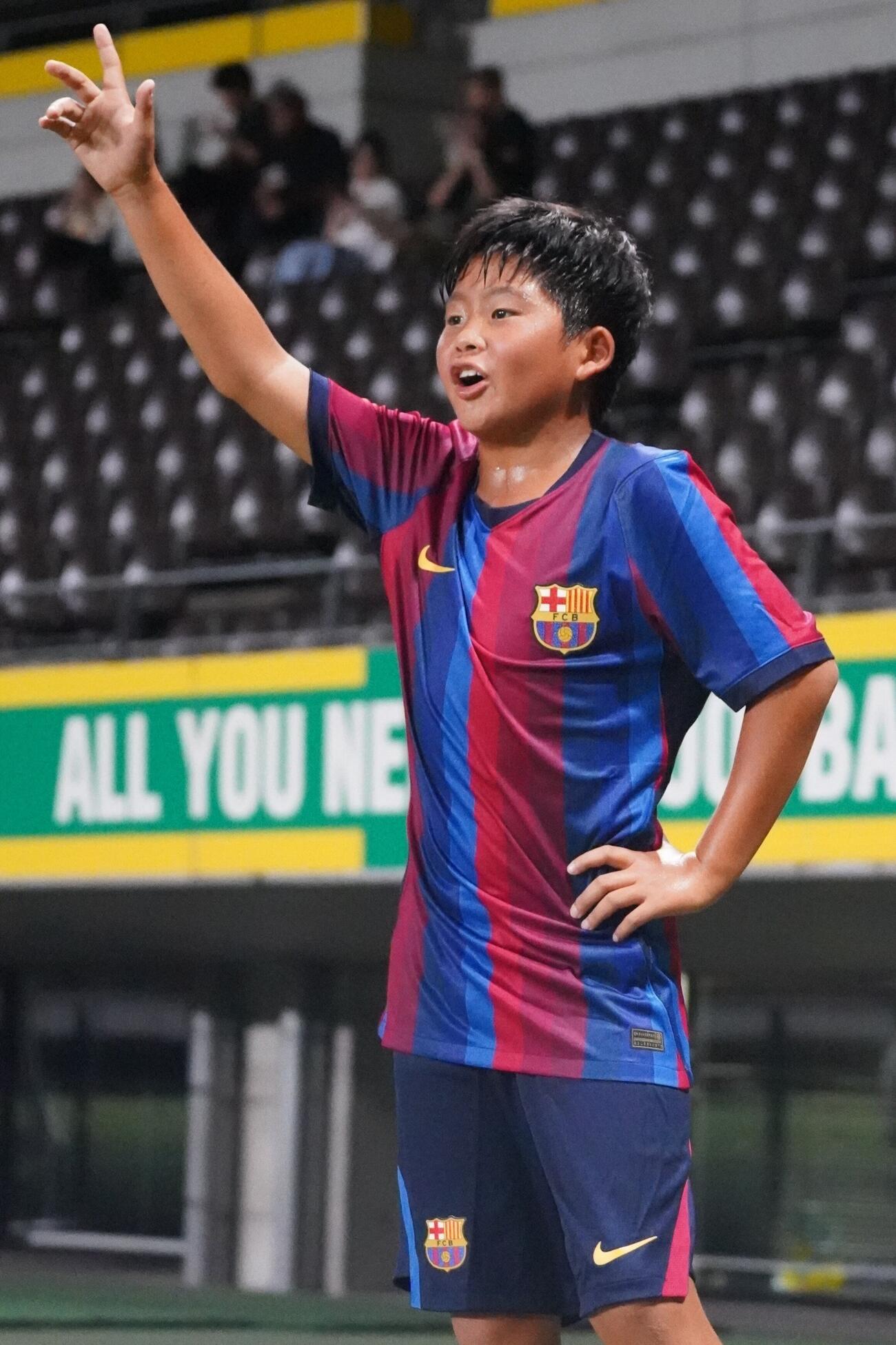 U－12ジュニアサッカーワールドチャレンジ決勝で指示を送るスペイン1部バルセロナの下部組織に所属の西山芯太（撮影・栗林真菜）