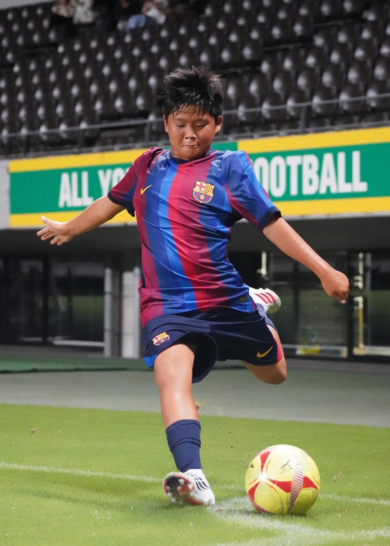 U－12ジュニアサッカーワールドチャレンジ決勝で躍動するスペイン1部バルセロナの下部組織に所属の西山芯太（撮影・栗林真菜）＝2026年8月24日