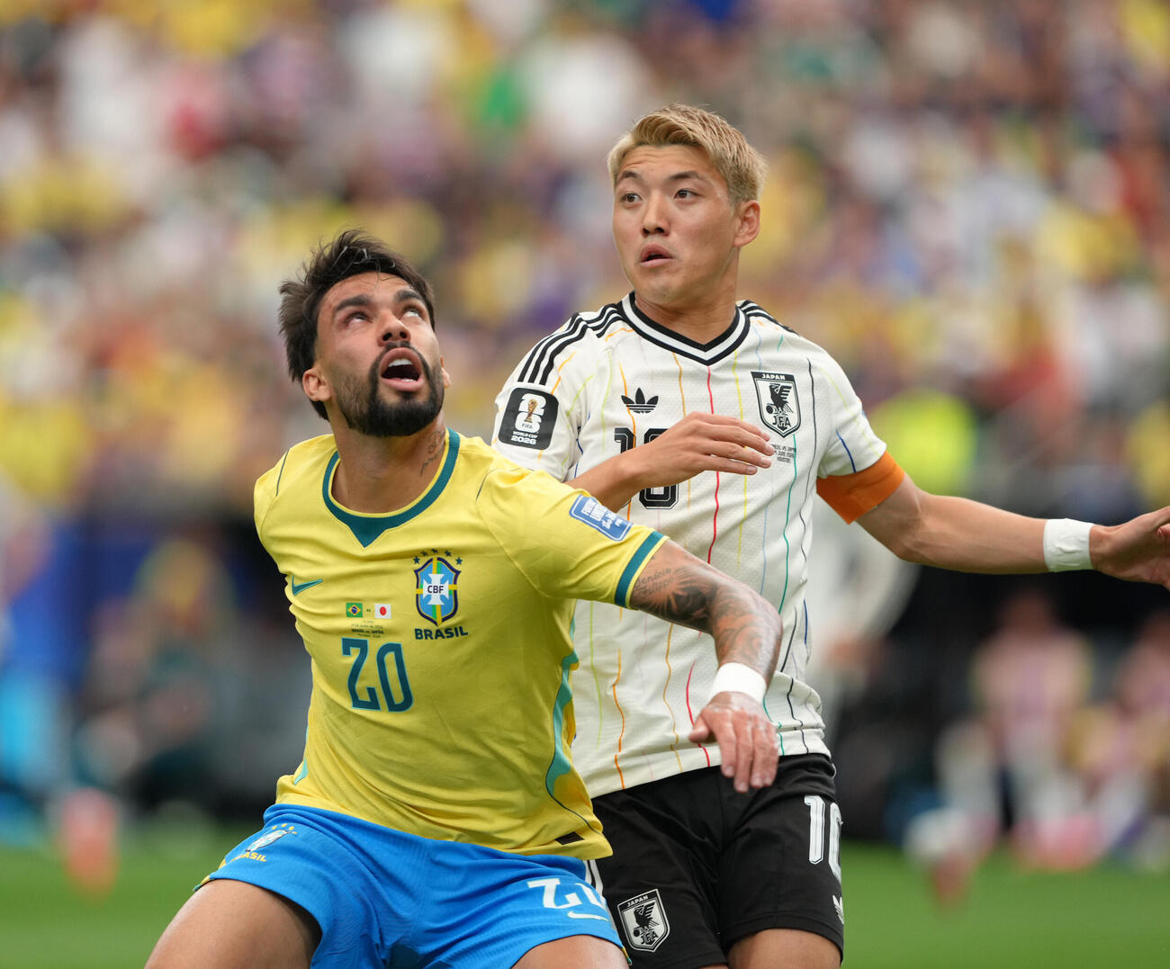 6月30日W杯ブラジル戦の前半、競り合う堂安律（右）（撮影・足立雅史）