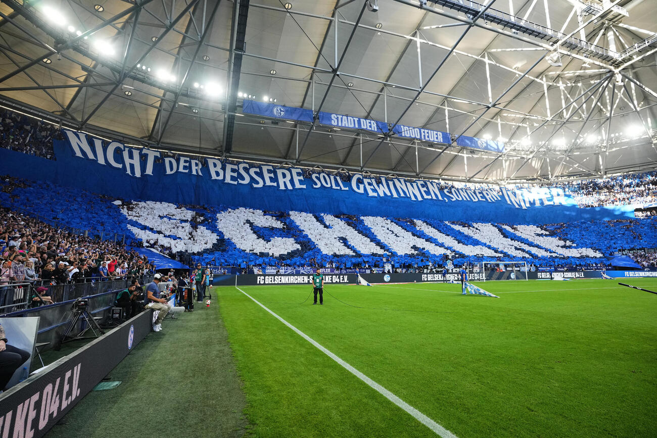 シャルケ対バイエルン・ミュンヘン　「SCHALKE」と芸術的なコレオグラフィーでチームを後押し（AP）