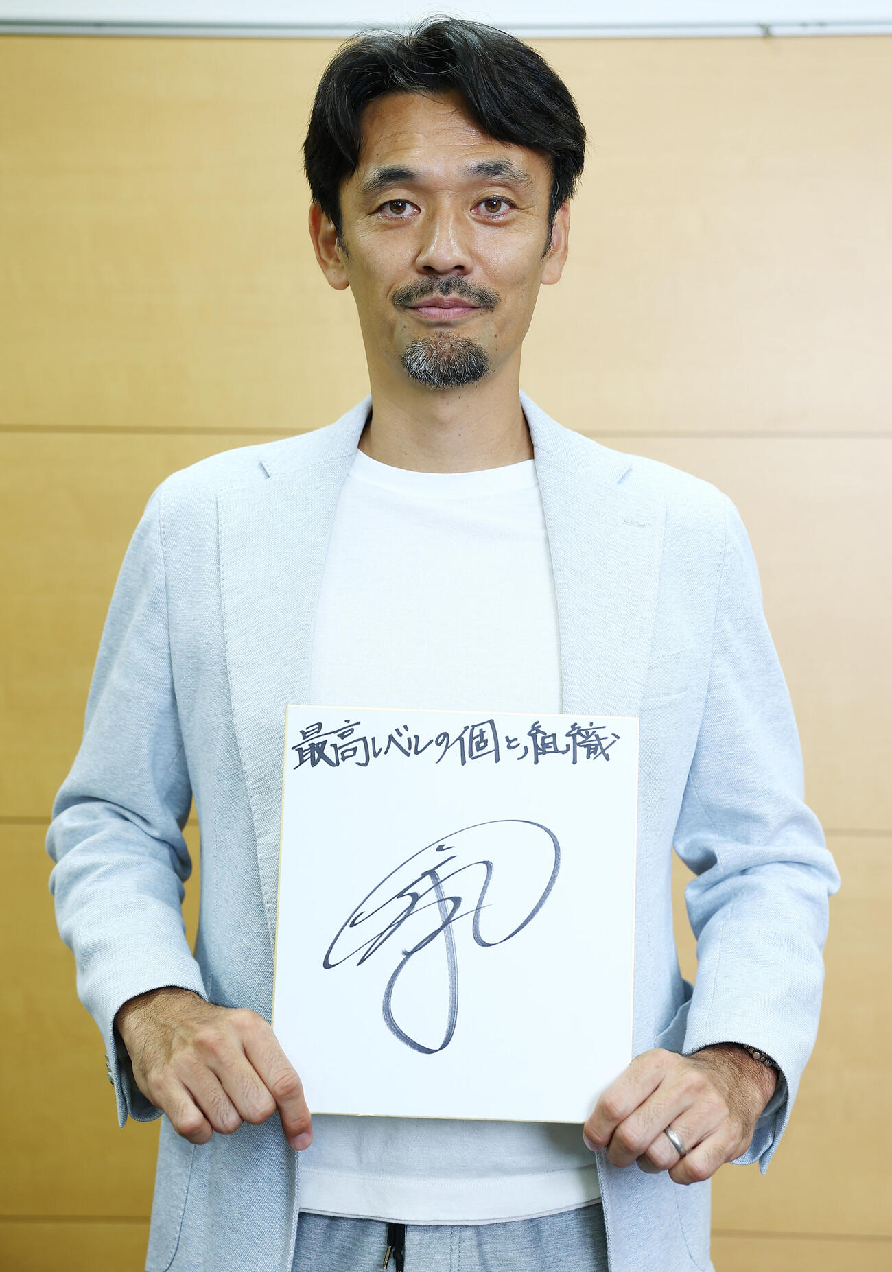 UEFAチャンピオンズリーグについて解説してくれた戸田和幸氏は、色紙に「最高レベルの個と組織」と記した（撮影・野上伸悟）