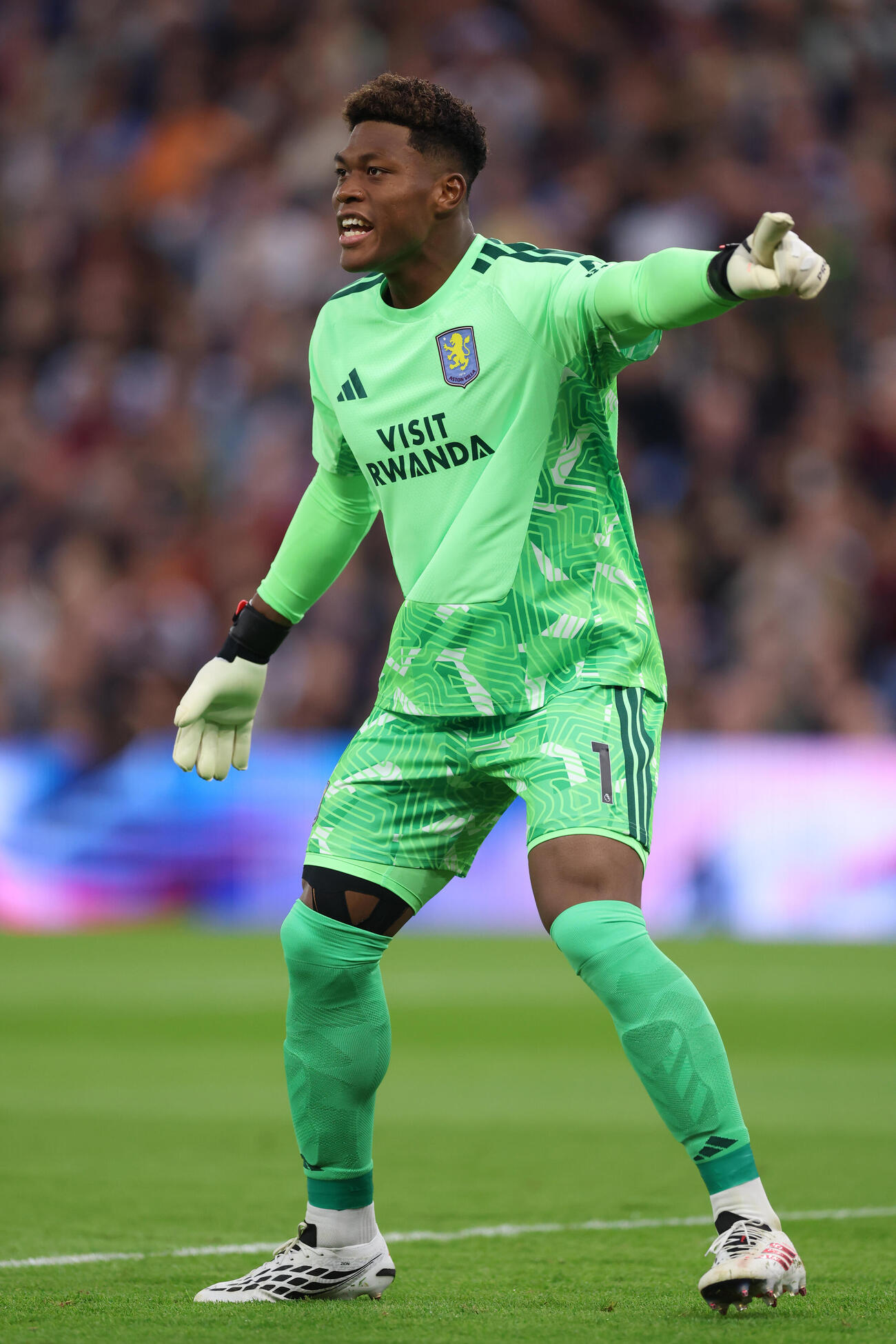 アストンビラに新加入したGK鈴木彩艶（C）Getty Images