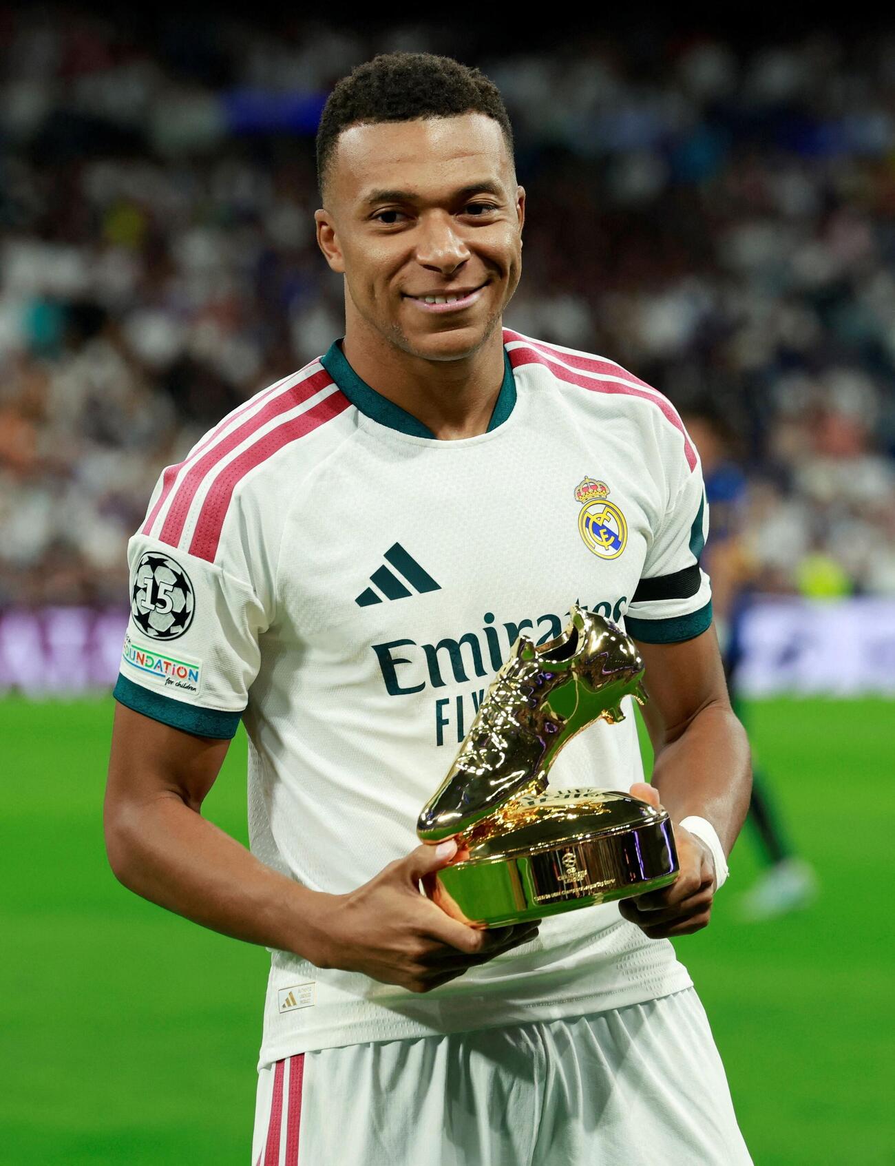 試合前、2025-26年のUEFAチャンピオンズリーグ・ゴールデンブーツ（得点王）のトロフィーを手にするRマドリードのキリアン・エムバペ（ロイター）