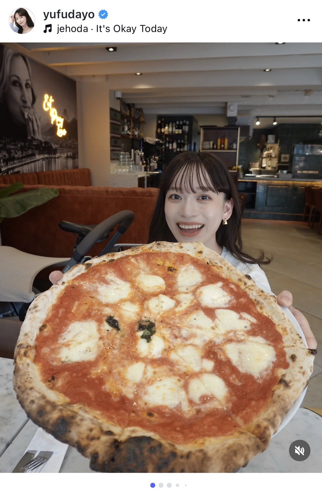 インスタグラムで特大ピザにほほ笑む写真を投稿した由布菜月