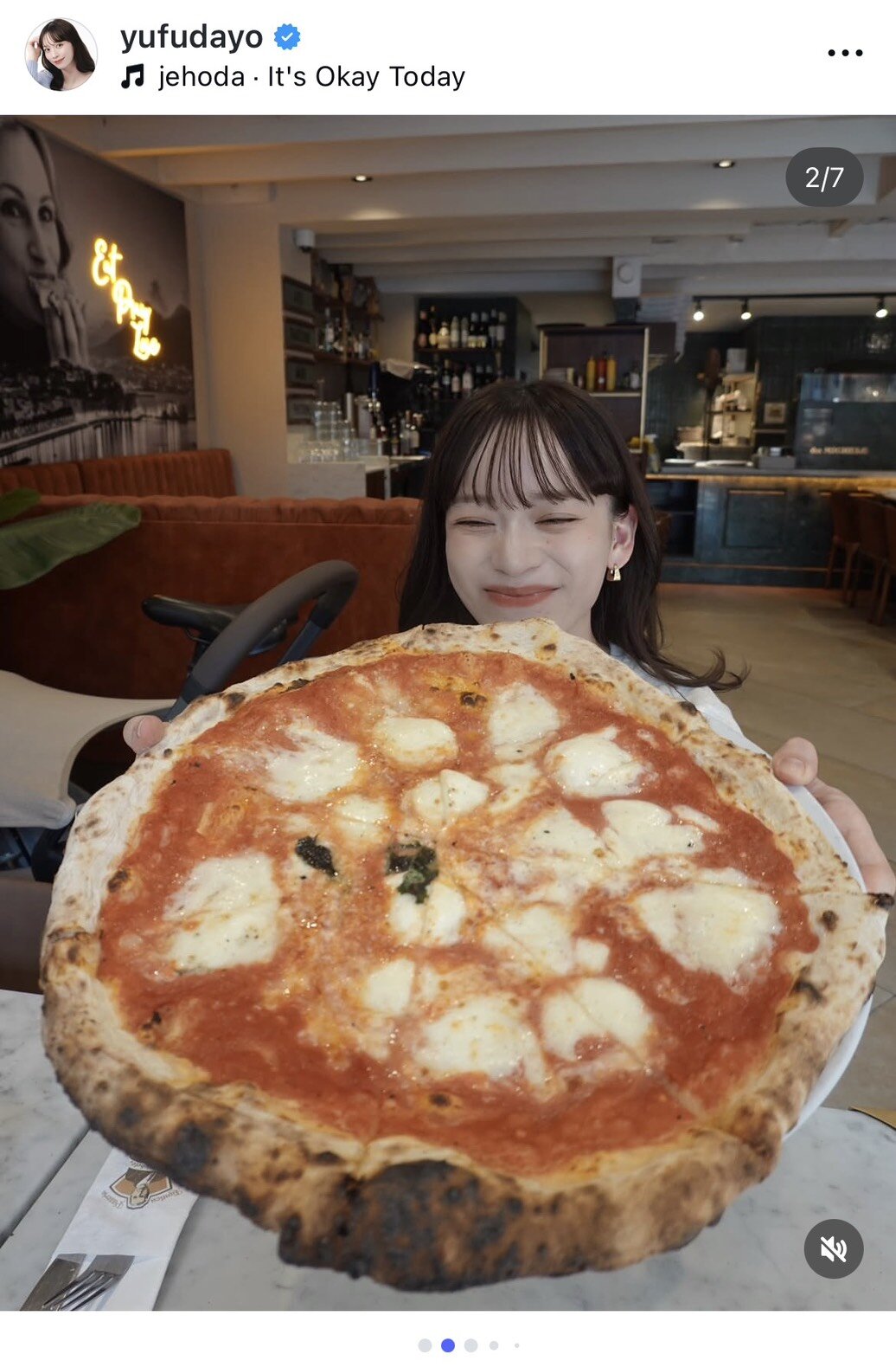 インスタグラムで特大ピザにほほ笑む写真を投稿した由布菜月