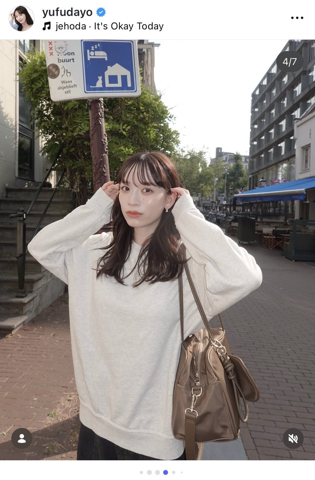 インスタグラムで秋コーデを披露した由布菜月