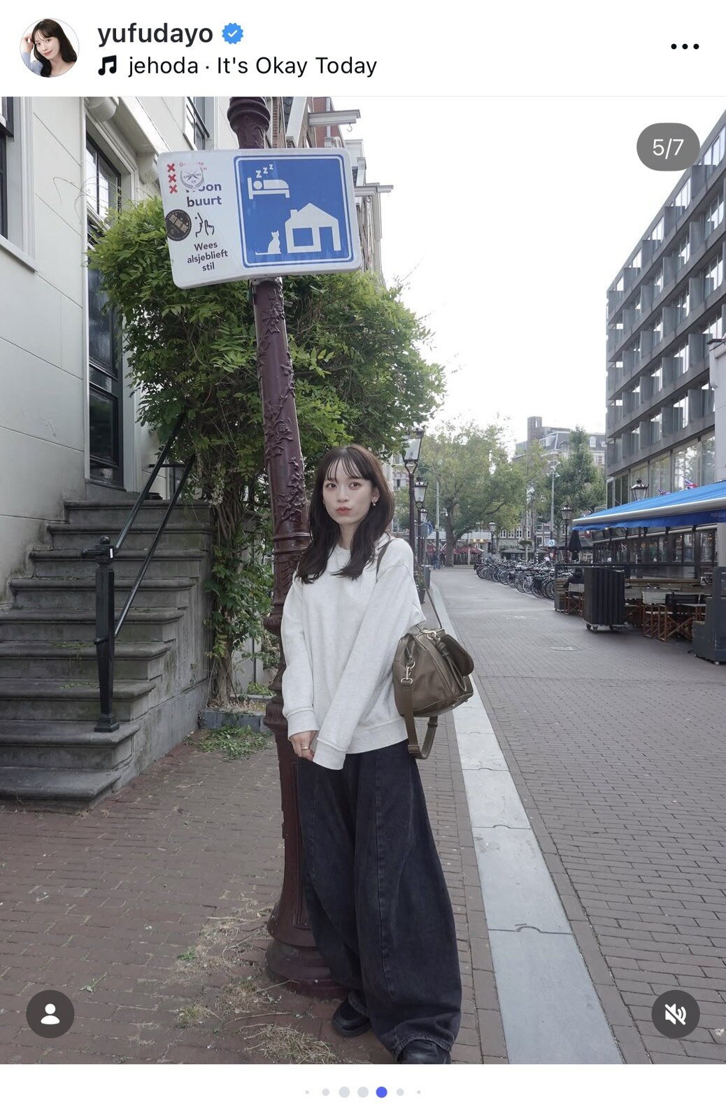 インスタグラムで秋コーデを披露した由布菜月