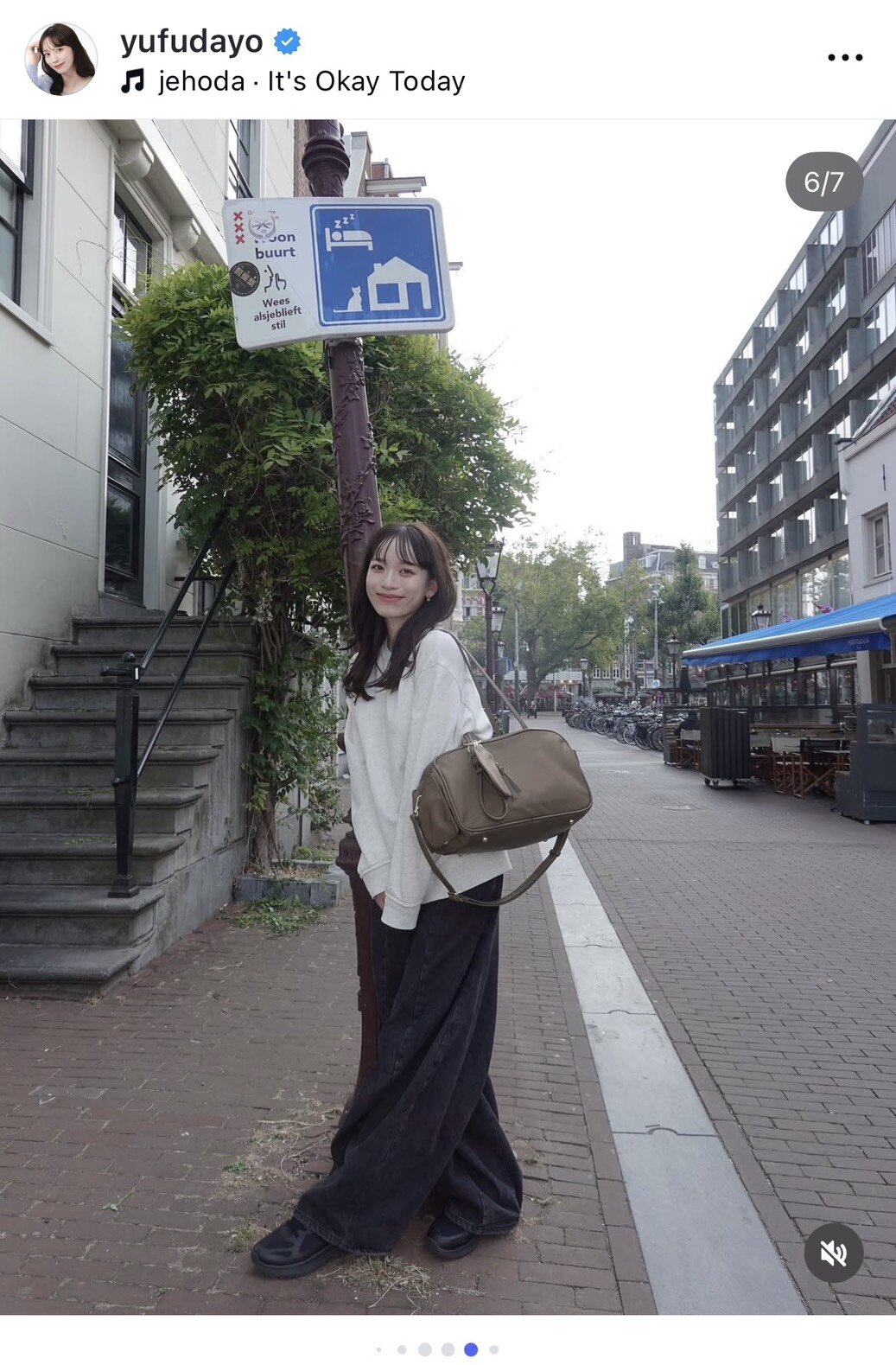 インスタグラムで秋コーデを披露した由布菜月