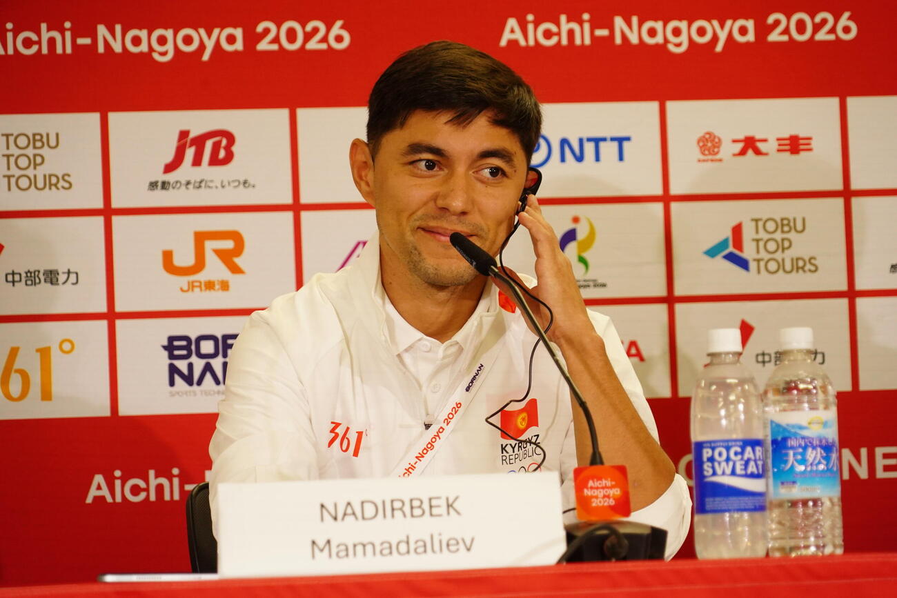 公式会見に臨んだU－23キルギス代表のナディルベク・ママダリエフ監督