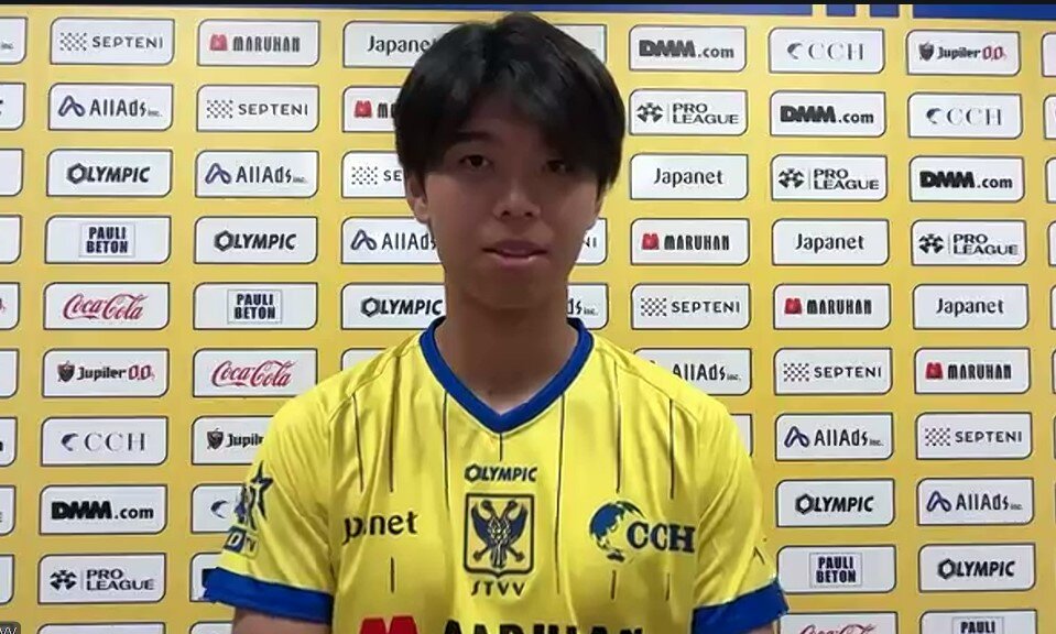 シントトロイデンの加入会見に出席したDF高井幸大