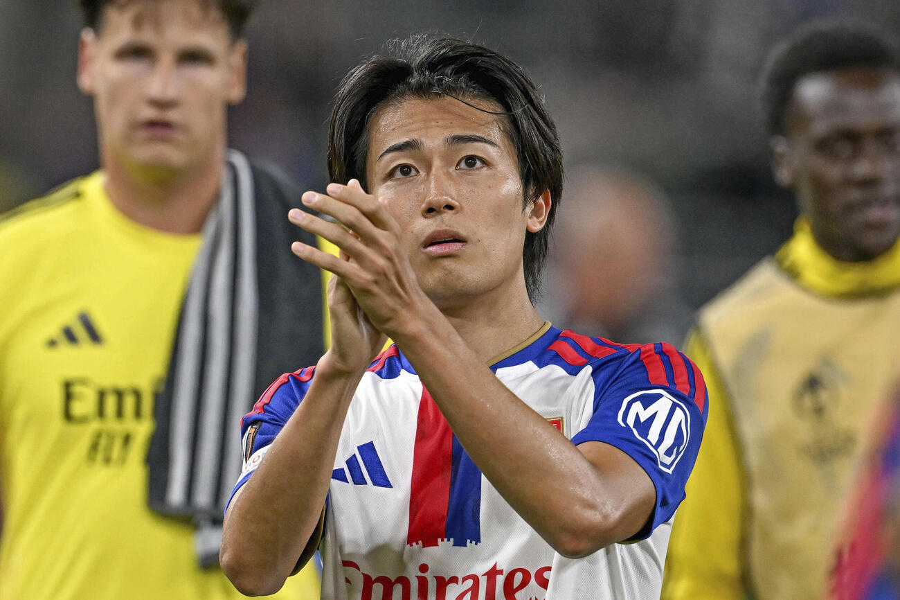 アンデルレヒトに勝利し、サポーターの声援に応えるリヨンの中村敬＝ブリュッセル（共同）