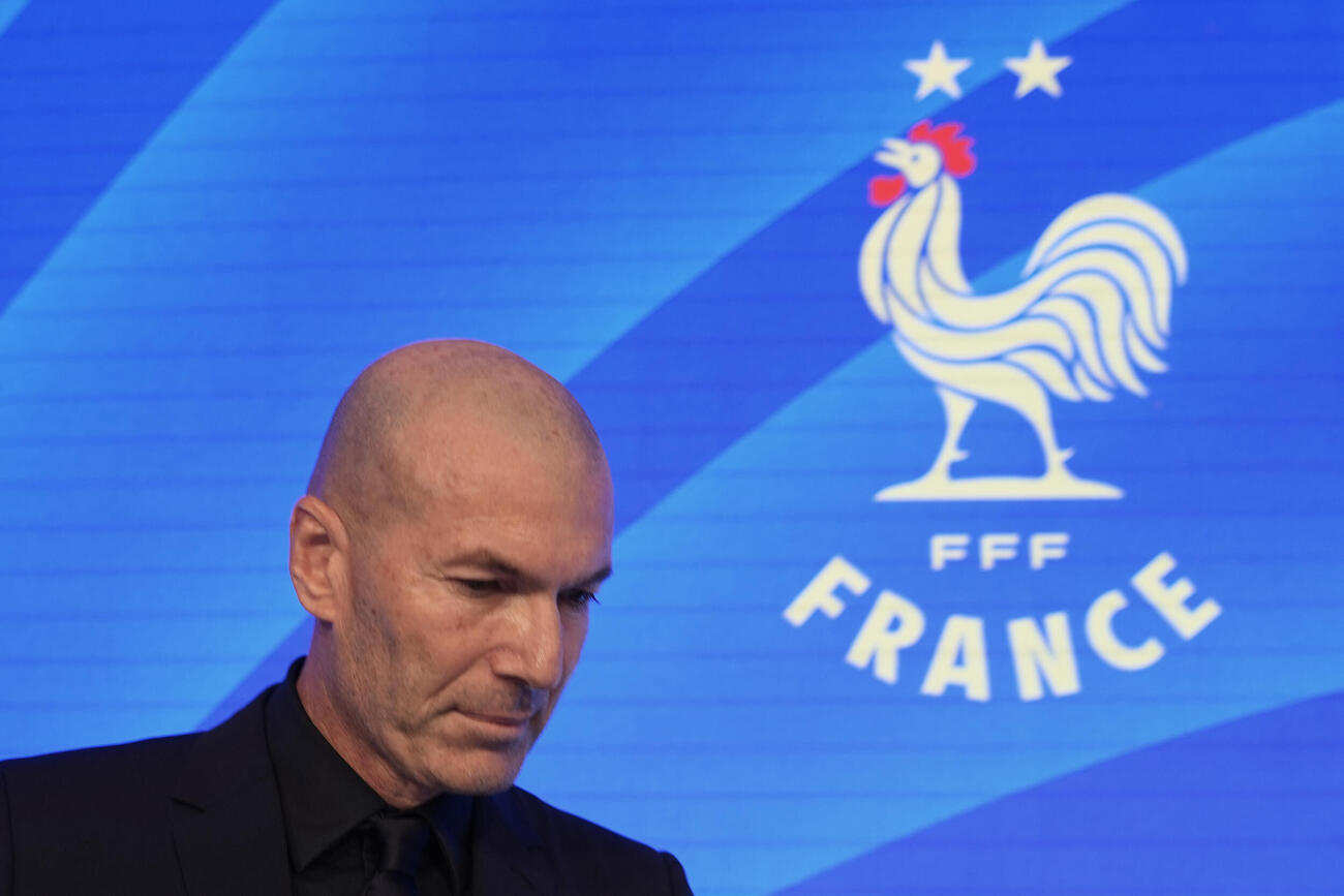 代表メンバーを発表するフランス代表のジダン新監督（AP）