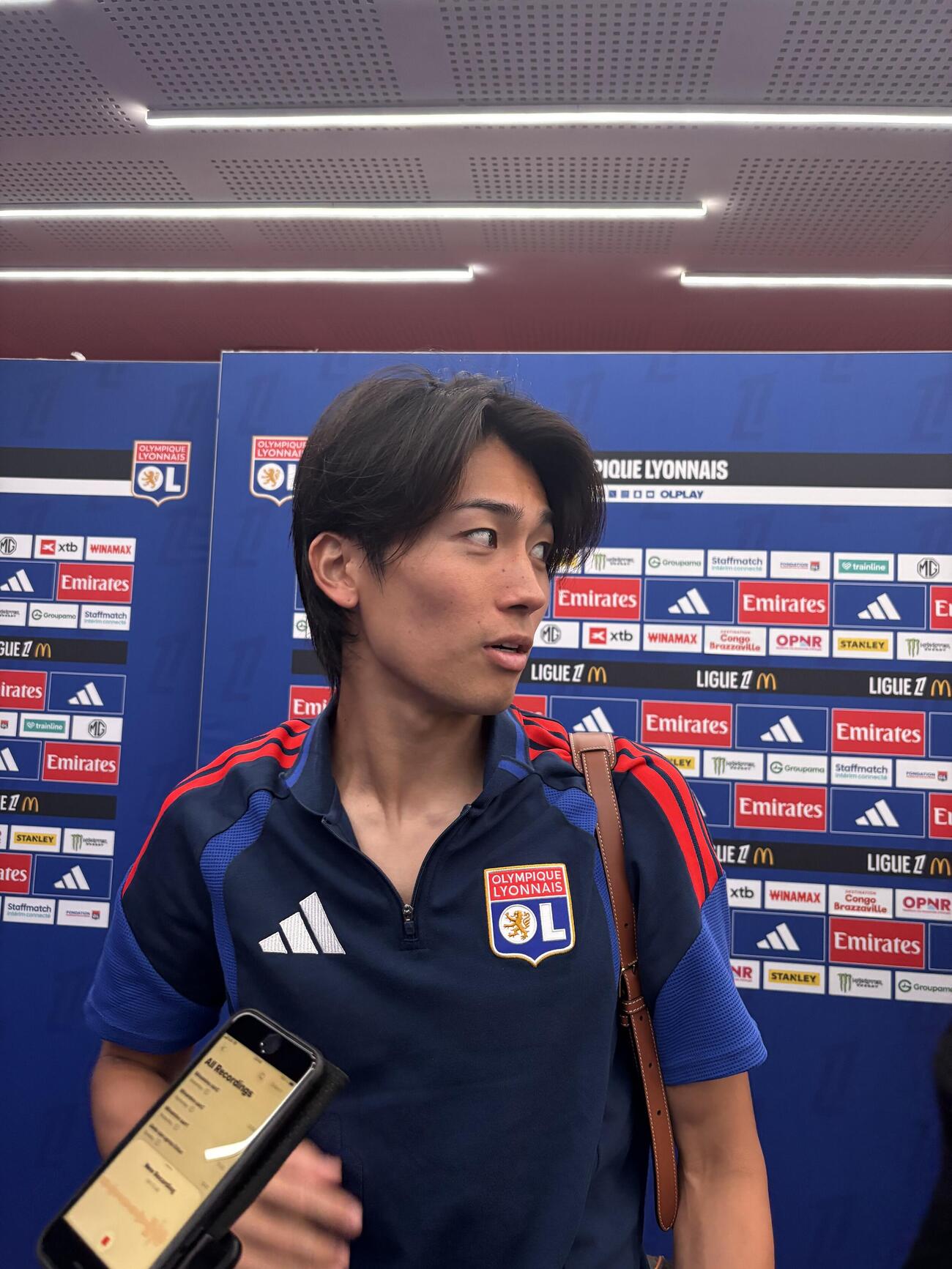 試合後、取材に応じたリヨンMF中村敬斗（撮影・松本愛香通信員）