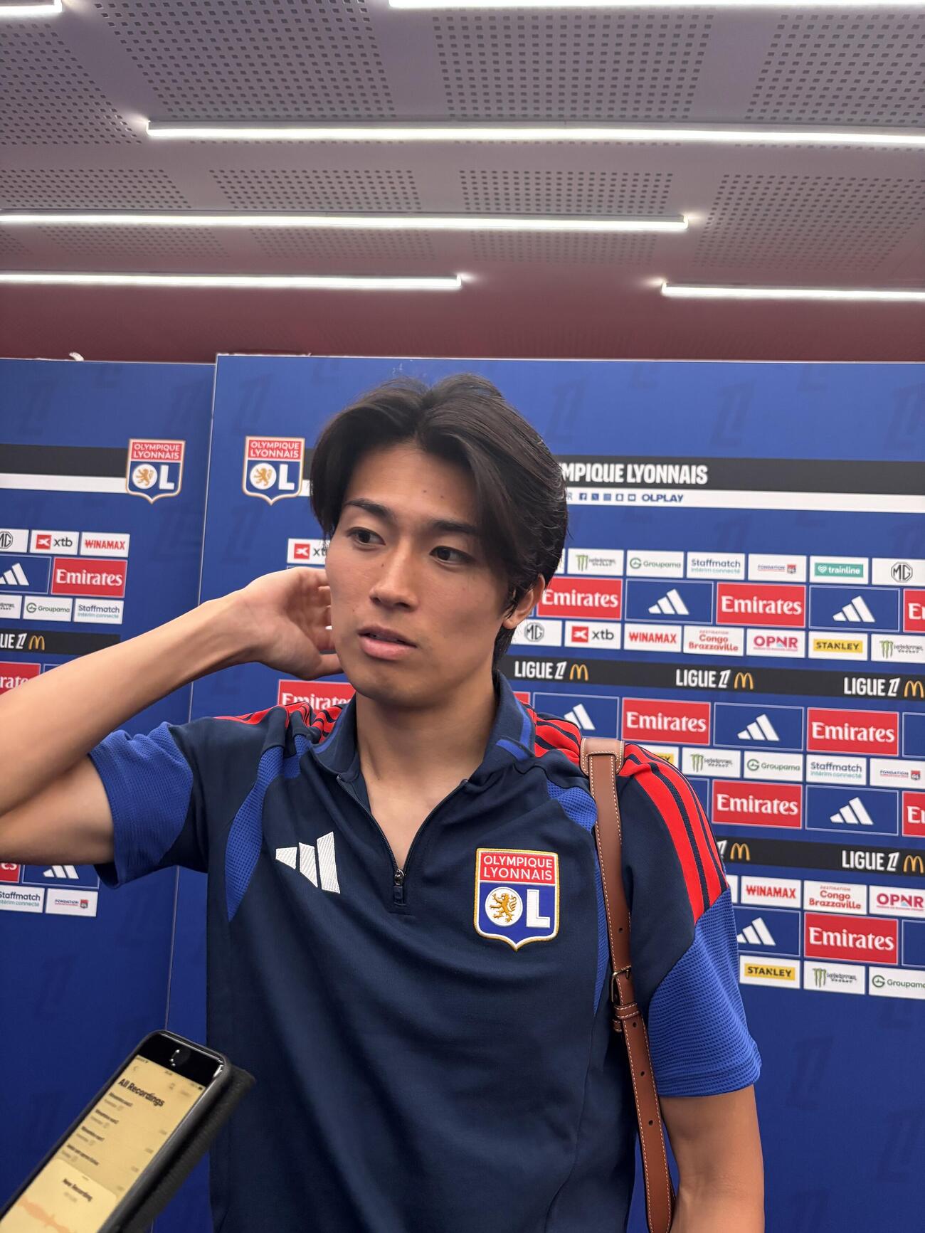 試合後、取材に応じたリヨンMF中村敬斗（撮影・松本愛香通信員）