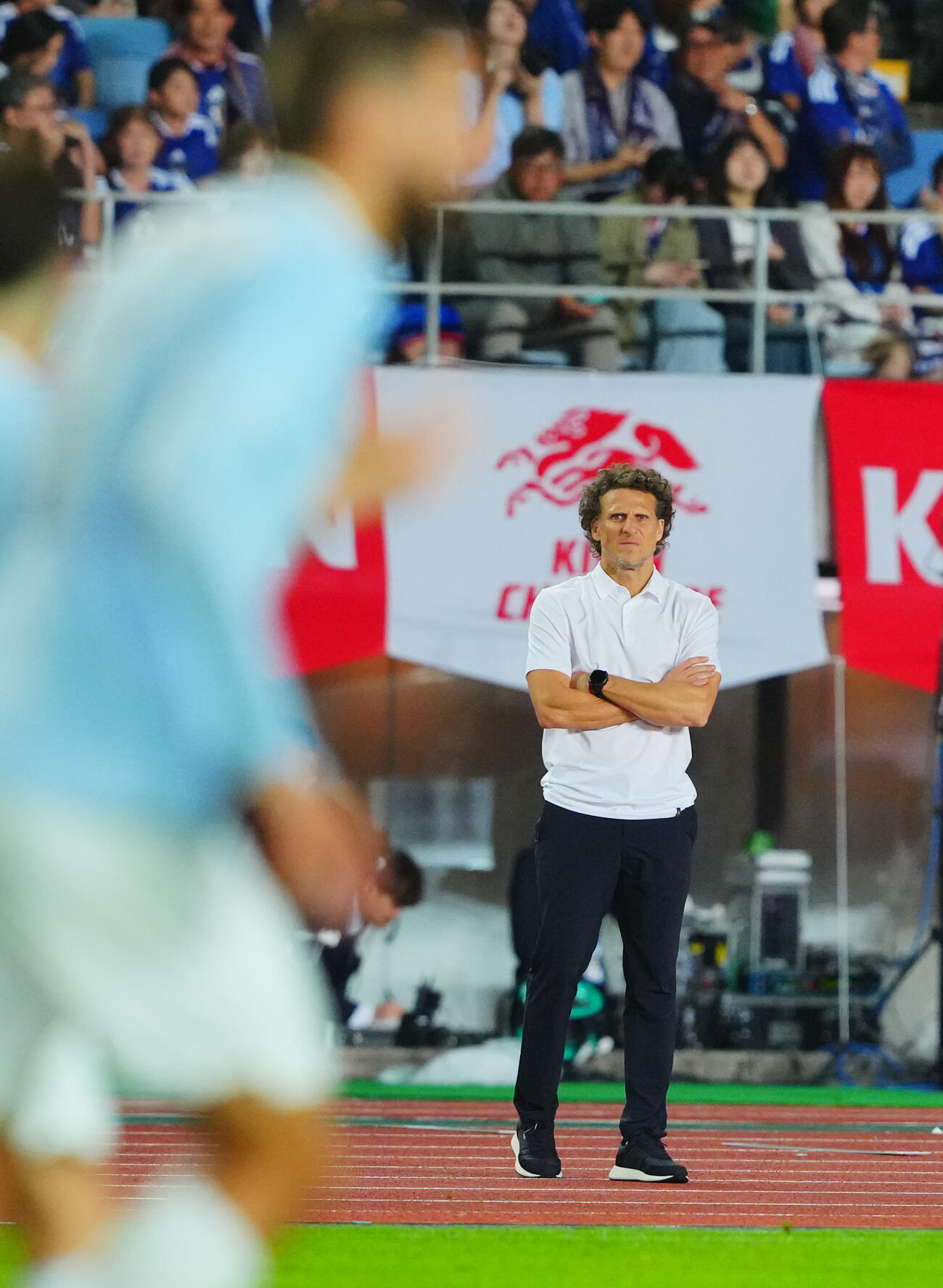 日本対ウルグアイ　後半、試合を見つめるウルグアイのフォルラン監督（撮影・垰建太）