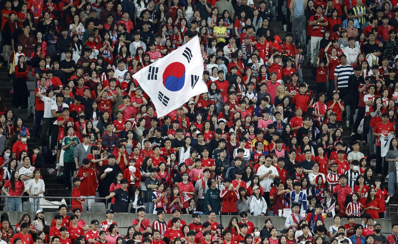 ウルグアイ戦で声援を送る韓国サポーター（ロイター）