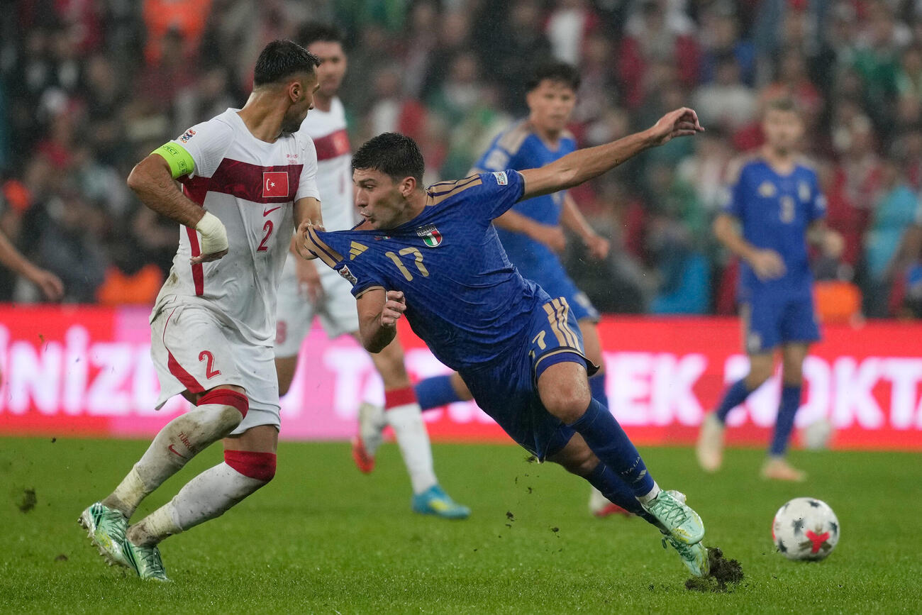 競り合うイタリアとトルコの選手（AP）