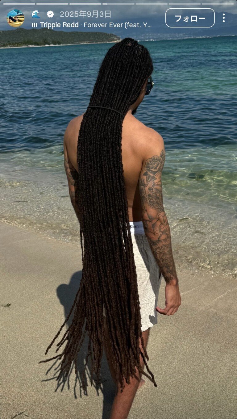 海辺で長いドレッドヘアを披露するアンギラ代表のエイデン・シピオ（自身のインスタグラムから、2025年9月投稿）