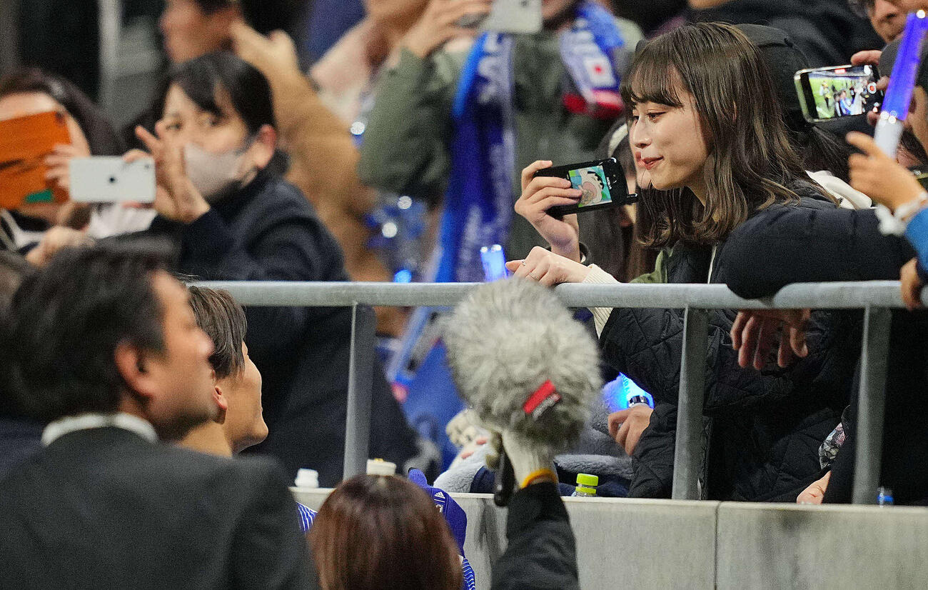 観客スタンドから上田（左）と言葉を交わす由布菜月（2023年）