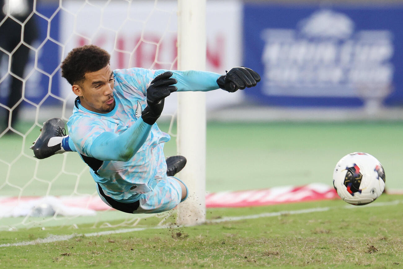 パナマ対ニュージーランド　PK戦でパナマのミハイル・ヒメネスのシュートを止めるニュージーランドのGKアレックス・ポールセン（撮影・宮地輝）