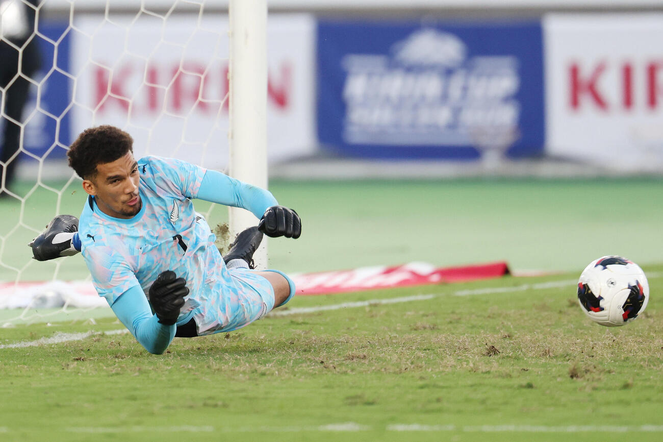 パナマ対ニュージーランド　PK戦でパナマのミハイル・ヒメネスのシュートを止めるニュージーランドのGKアレックス・ポールセン（撮影・宮地輝）