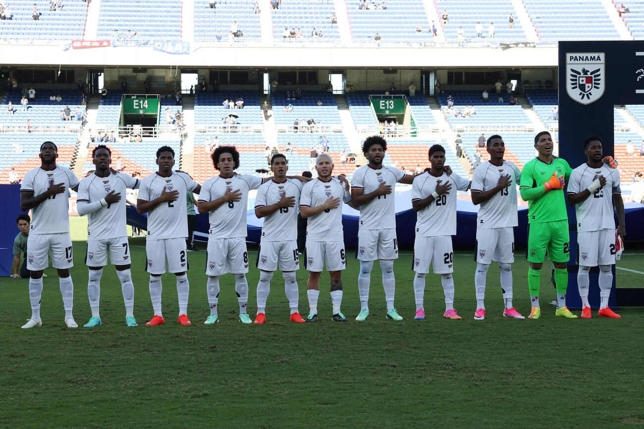 パナマ対ニュージーランド　試合前、国歌を斉唱するパナマの選手たち（撮影・宮地輝）