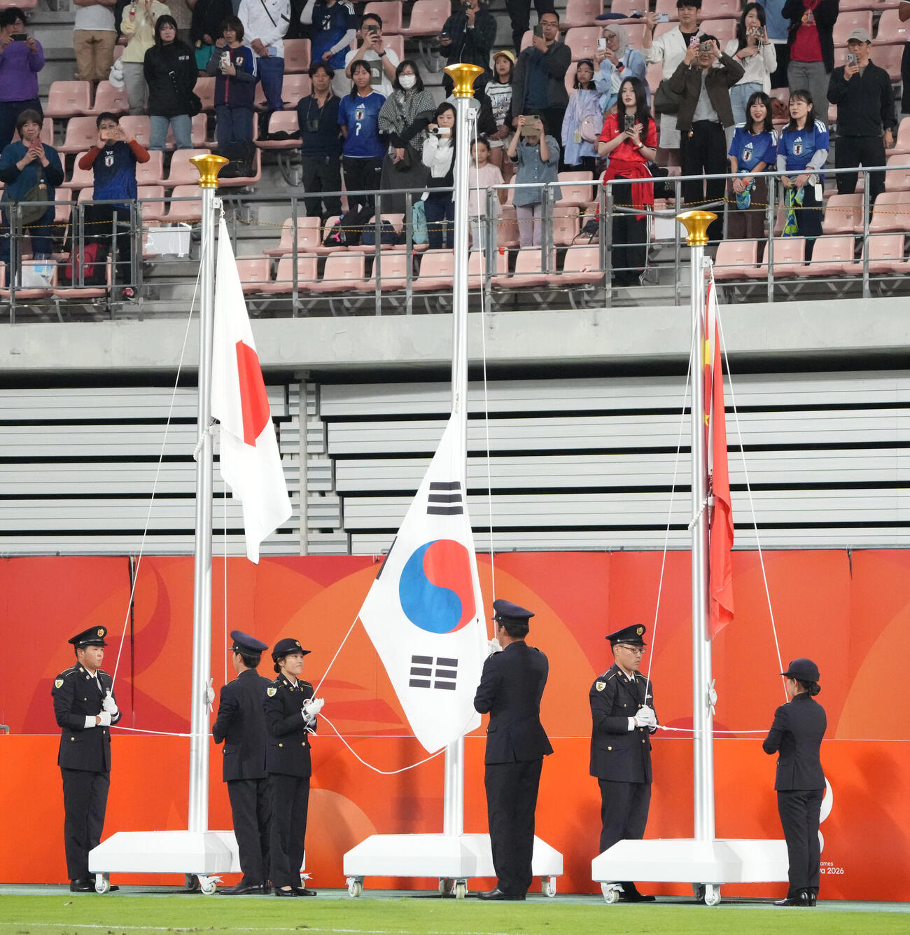 日本対韓国　国旗掲揚で韓国国旗があがらない（撮影・森本幸一）