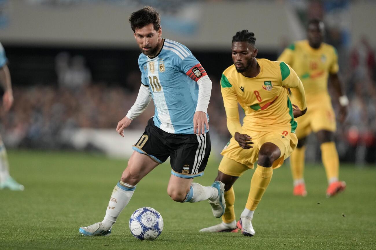 ドリブルで攻め込むアルゼンチン代表メッシ（AP）