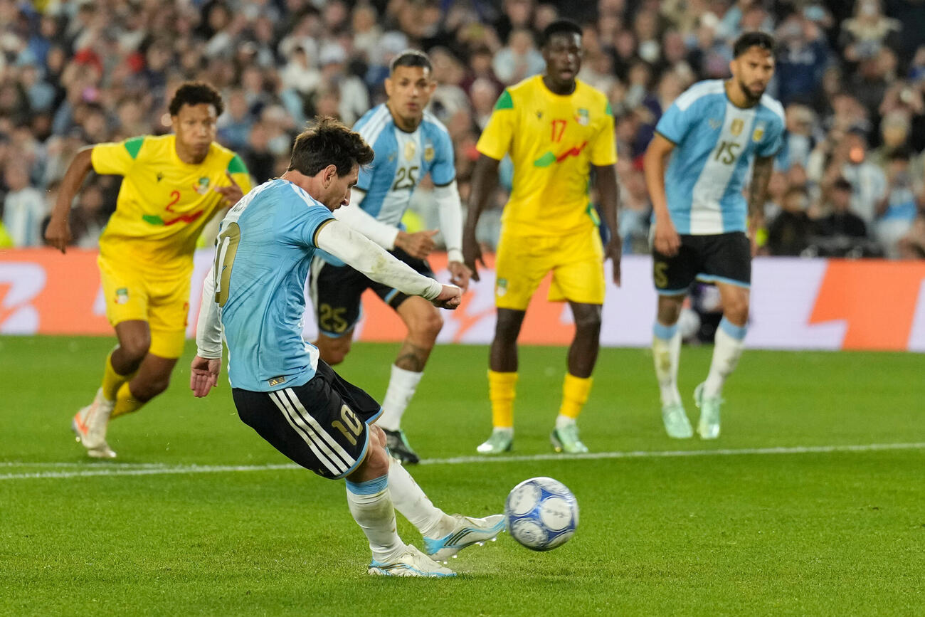 アルゼンチン代表として最後の試合でPKを決めるメッシ（AP）