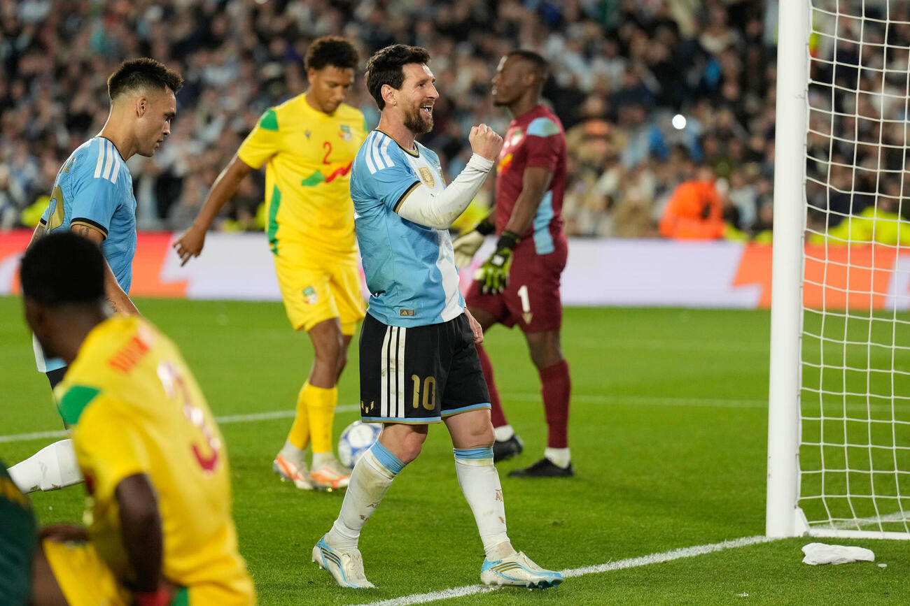 アルゼンチン代表として最後の試合でPKを決め喜ぶメッシ（AP）