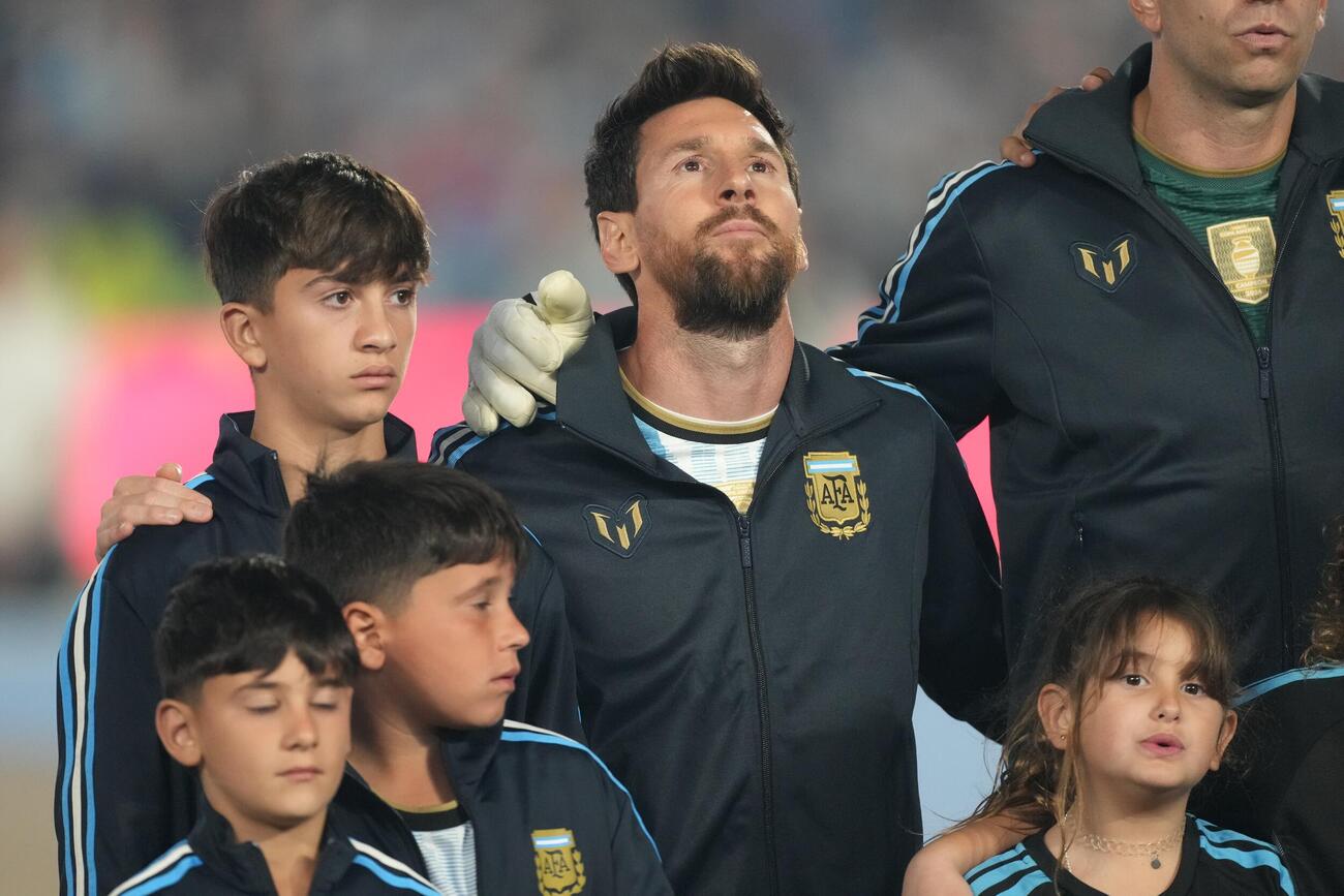 代表ラストゲームで国歌斉唱するアルゼンチン代表のメッシ（AP）