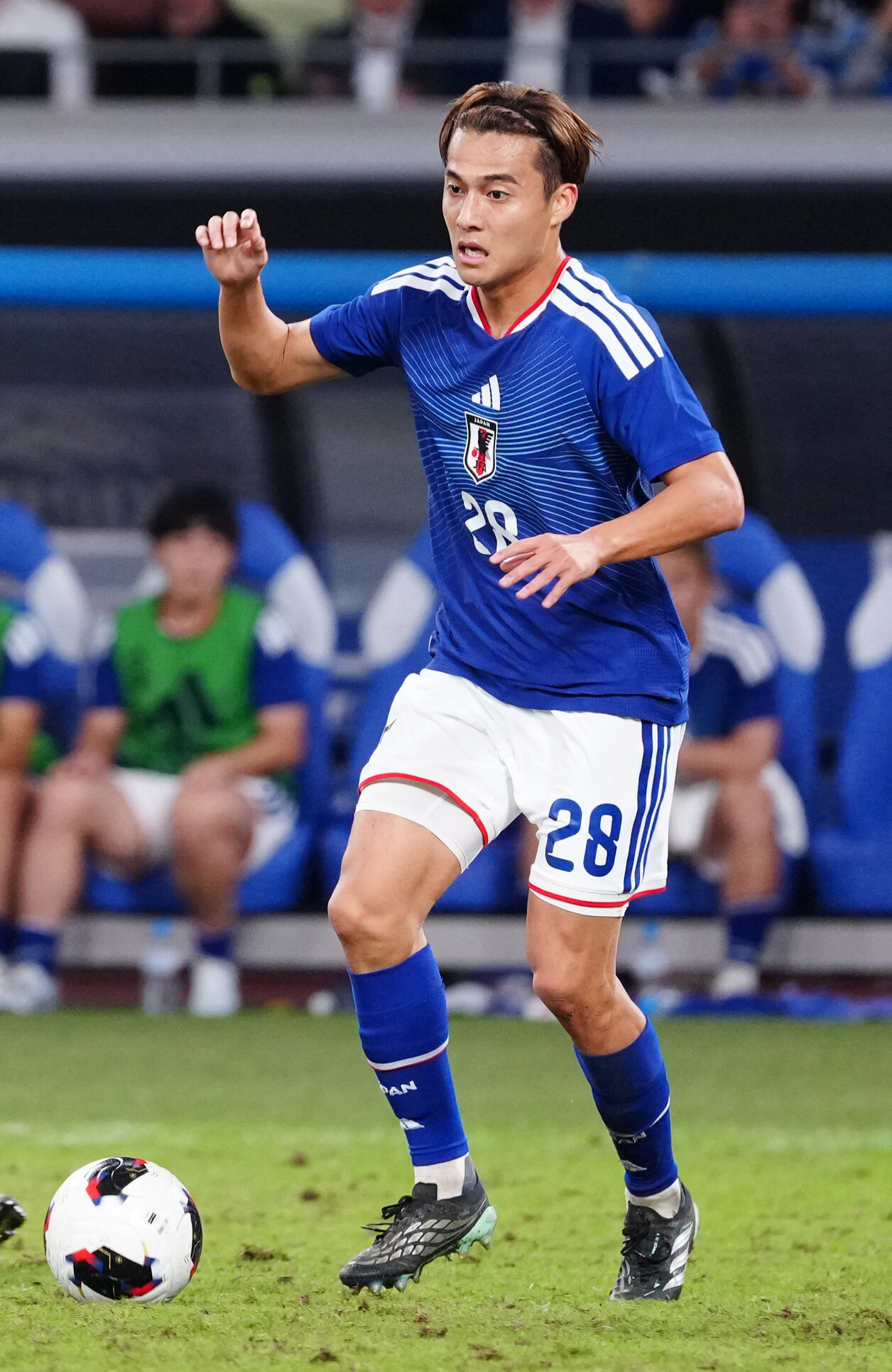 26年10月5日　日本対ニュージーランド　後半、ドリブルする佐野航大（撮影・江口和貴）