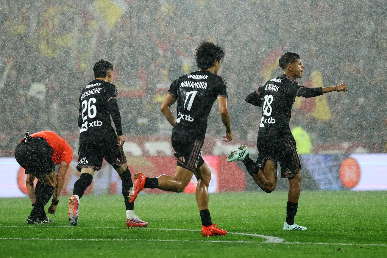 雨中のRCランス戦に出場したランス中村敬斗（中央）（ロイター）