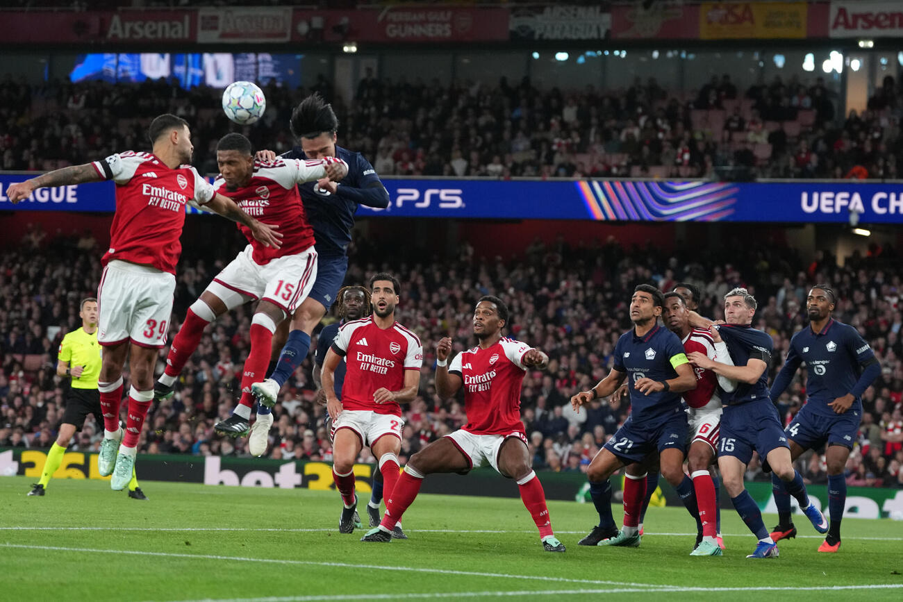 アーセナル戦で、ボールを競り合うアーセナルのコンサ（左）とリール上田綺世（2026年10月13日＝AP）