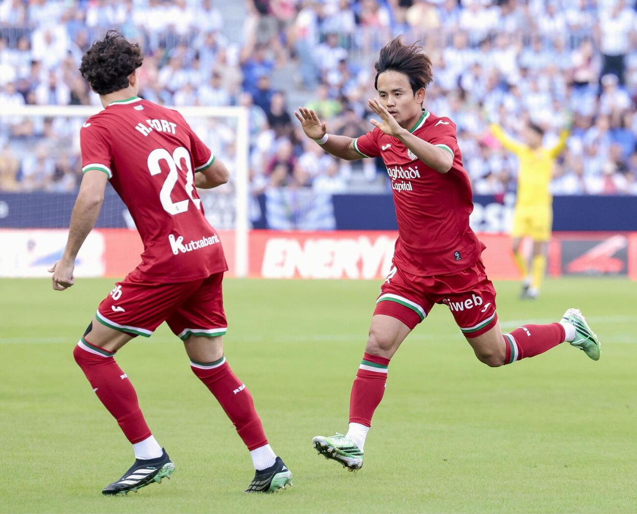 マラガ戦の前半、先制ゴールを決め駆け出すレアル・ソシエダードの久保（右）（共同）